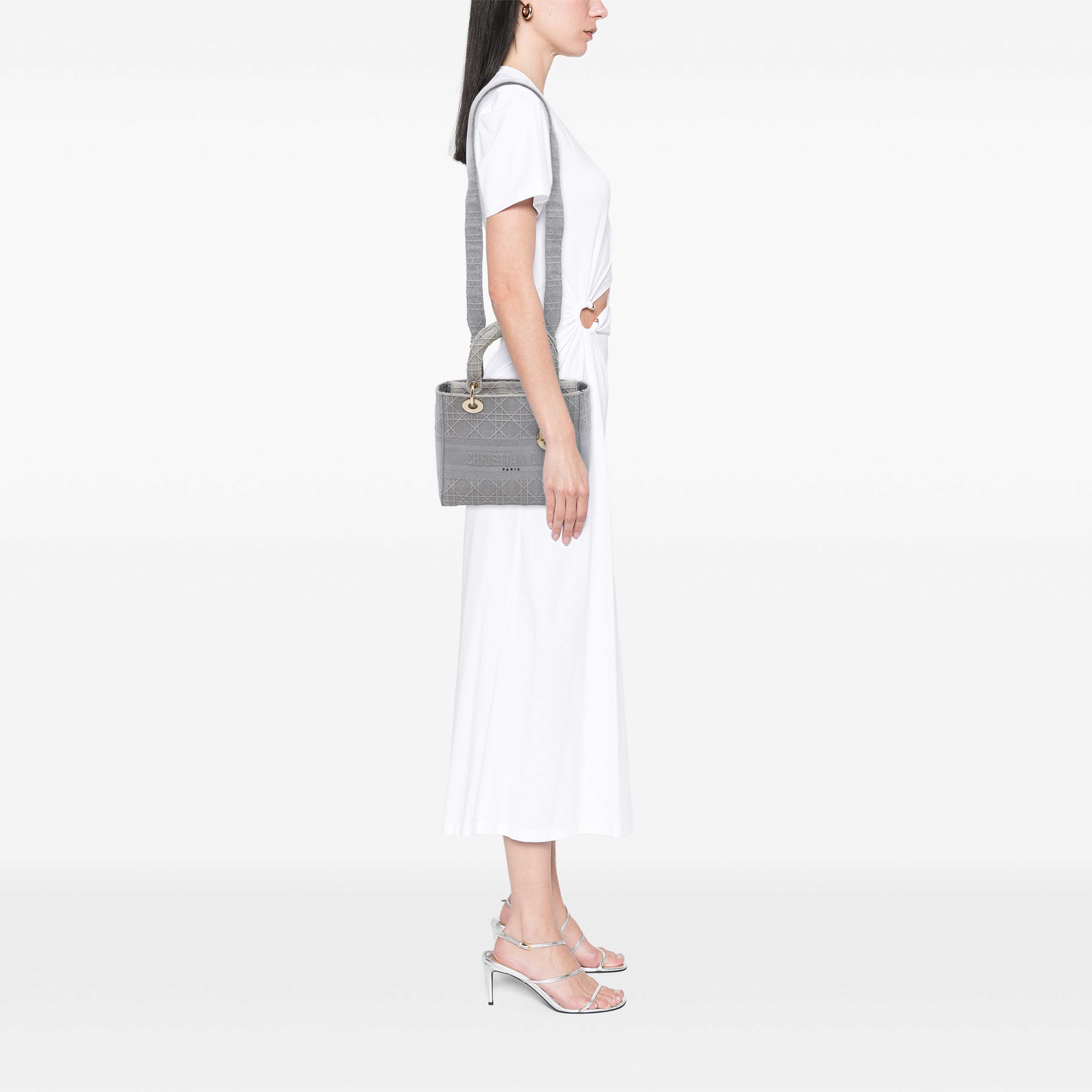 Dior Medium Embroidered Canvas Cannage Lady D Lite, från Luxclusif, i färgen grå. Klicka för att öppna bilden i stort format