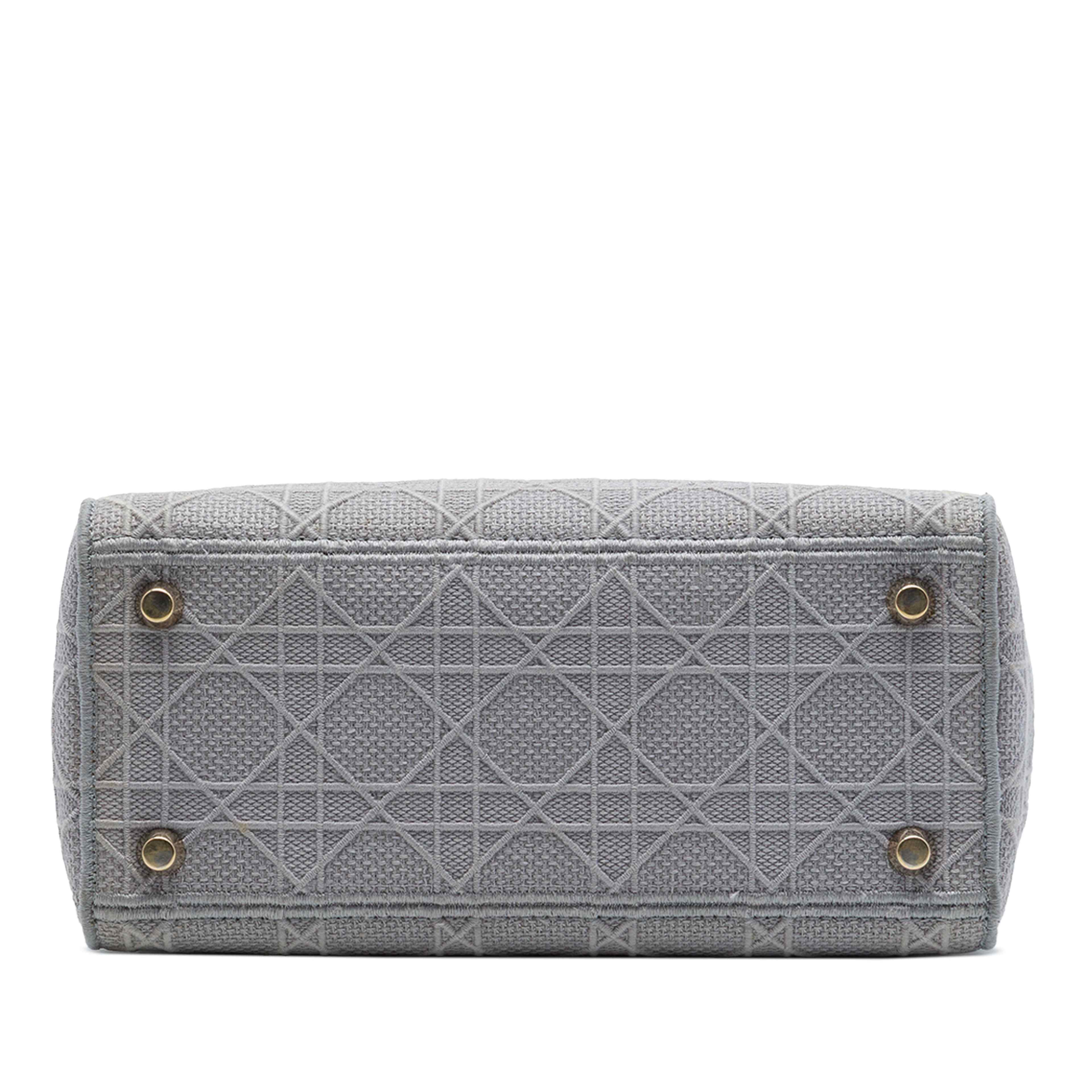 Dior Medium Embroidered Canvas Cannage Lady D Lite, från Luxclusif, i färgen grå. Klicka för att öppna bilden i stort format