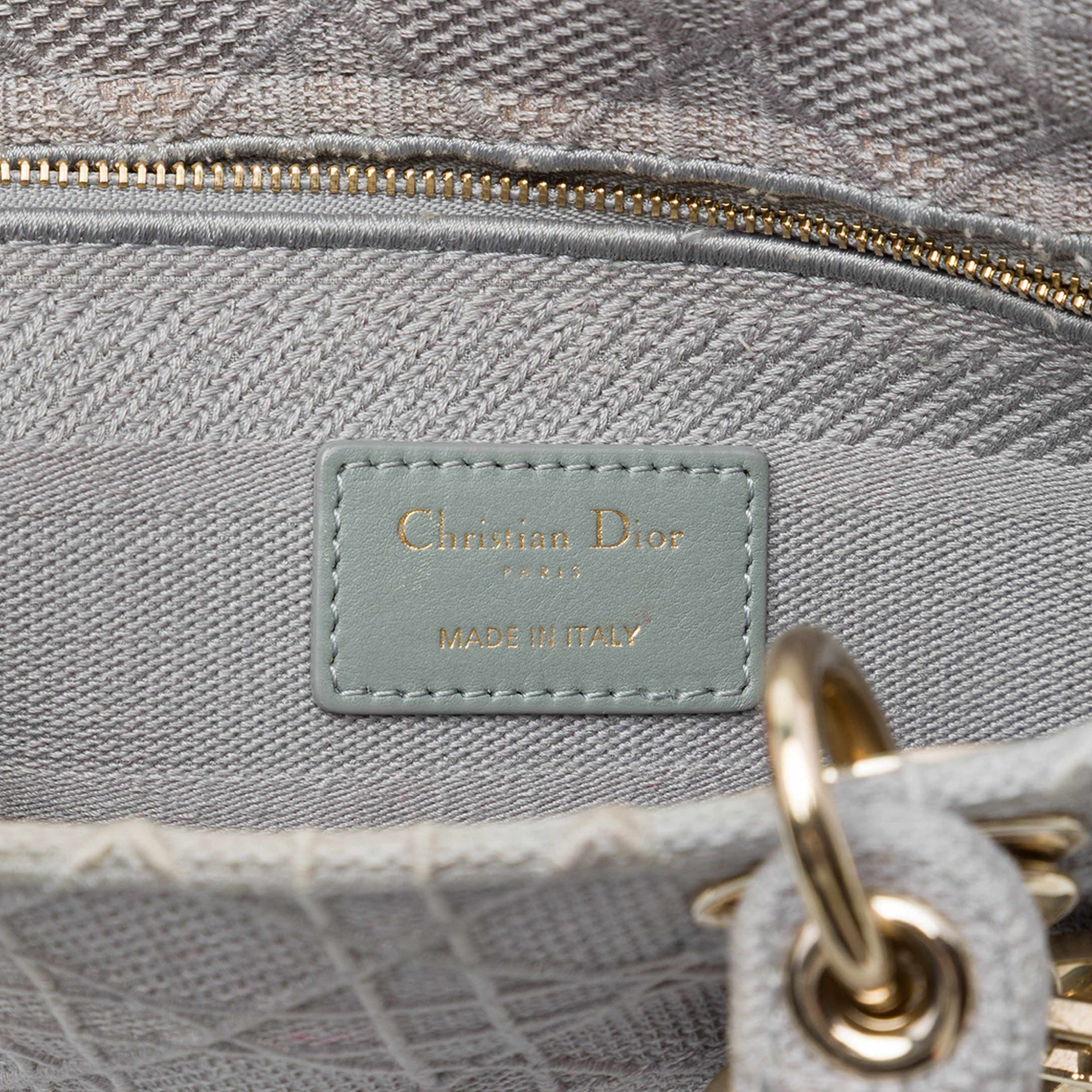 Dior Medium Embroidered Canvas Cannage Lady D Lite, från Luxclusif, i färgen grå. Klicka för att öppna bilden i stort format