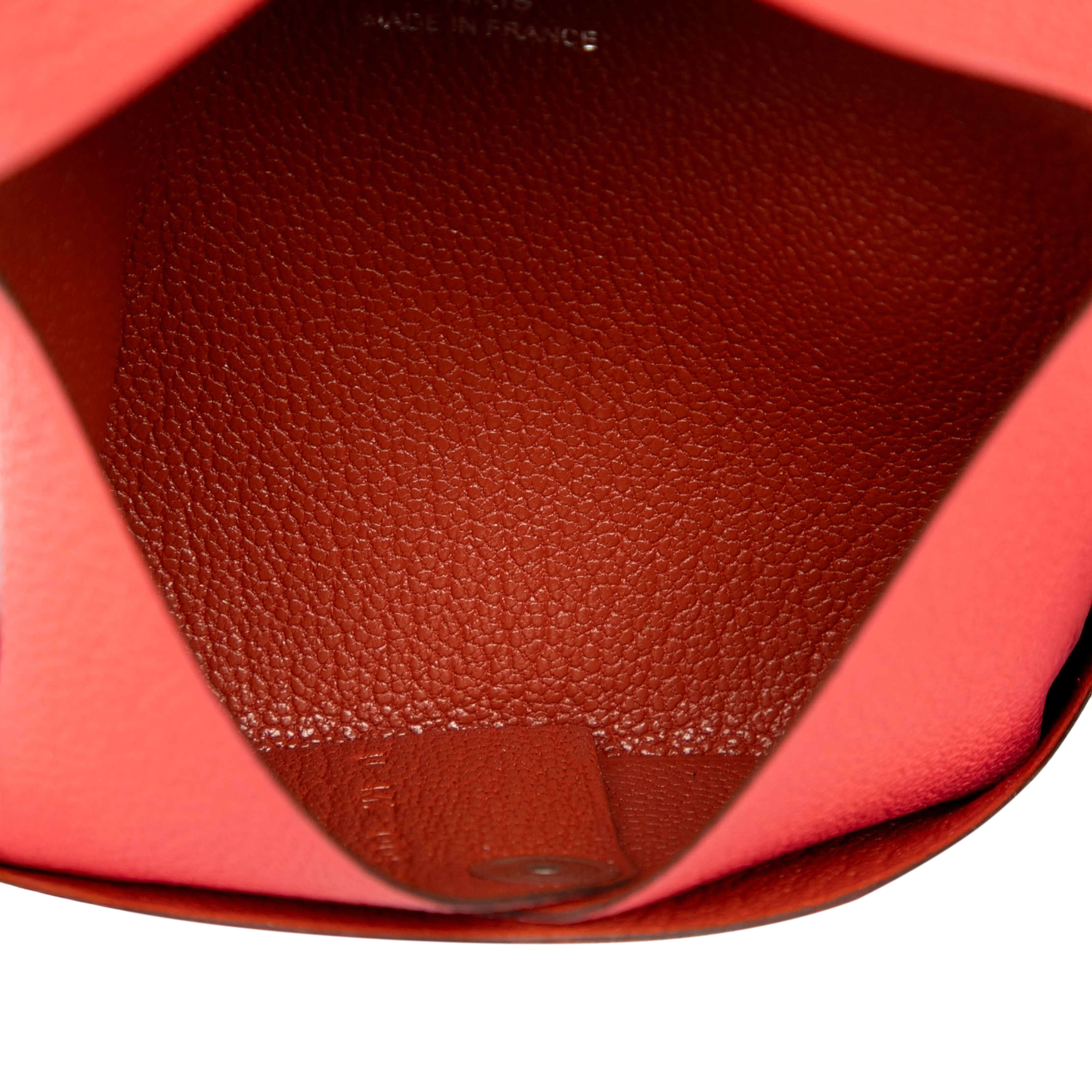 Hermès Chevre Mysore Verso Calvi Card Holder, från Luxclusif, i färgen blush. Klicka för att öppna bilden i stort format