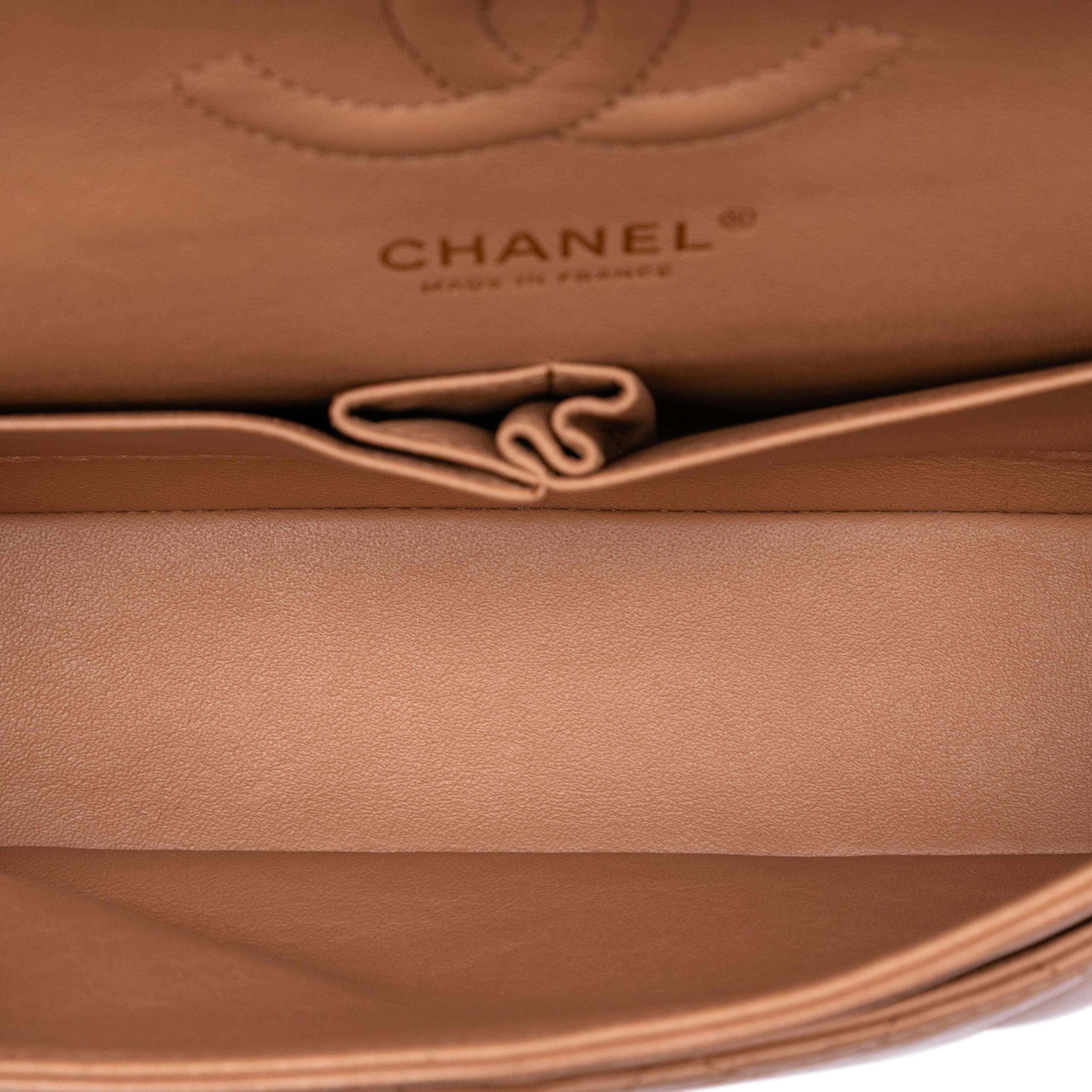 Chanel Medium Classic Lambskin Double Flap, från Luxclusif, i färgen light brown. Klicka för att öppna bilden i stort format