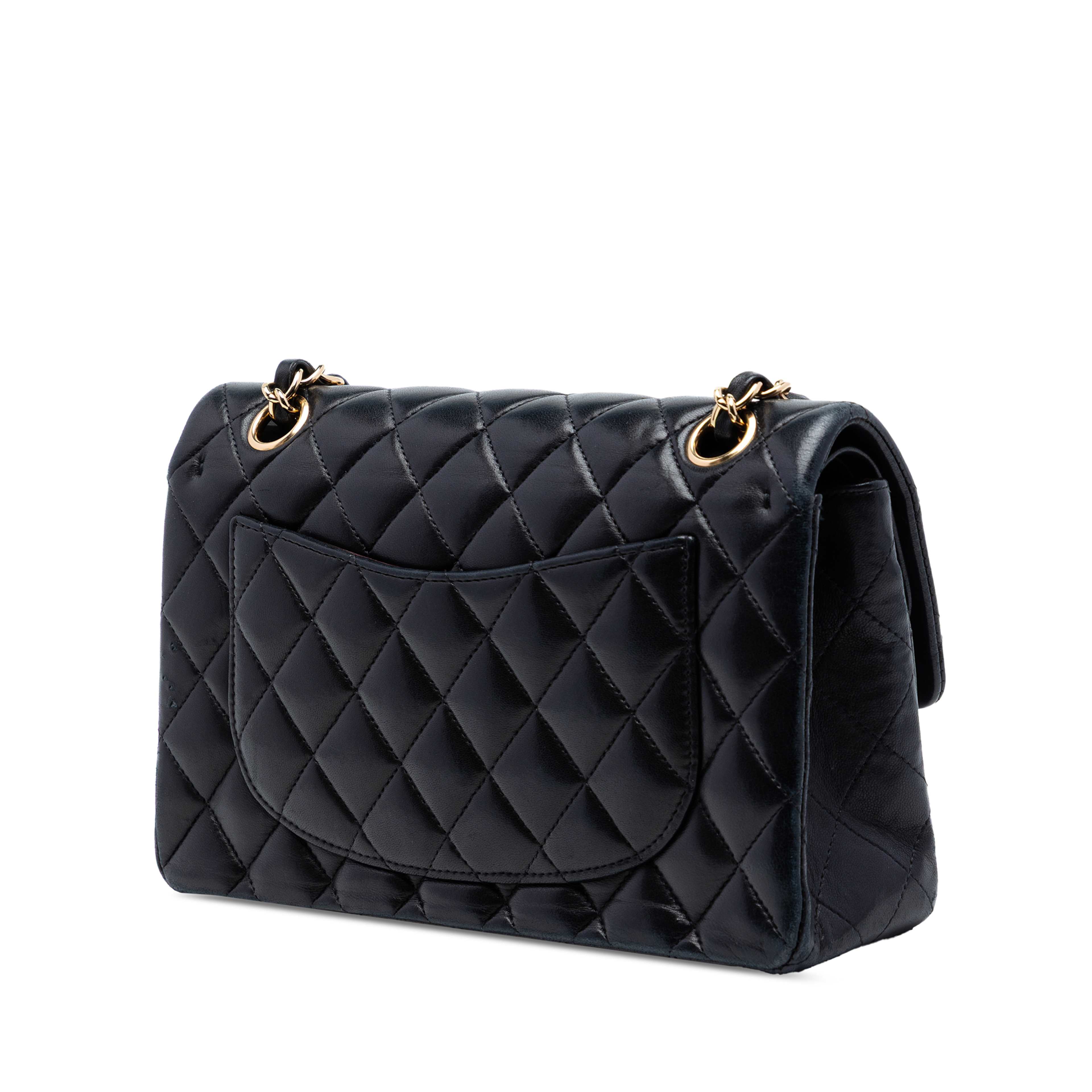 Chanel Small Classic Lambskin Double Flap, från Luxclusif, i färgen black. Klicka för att öppna bilden i stort format