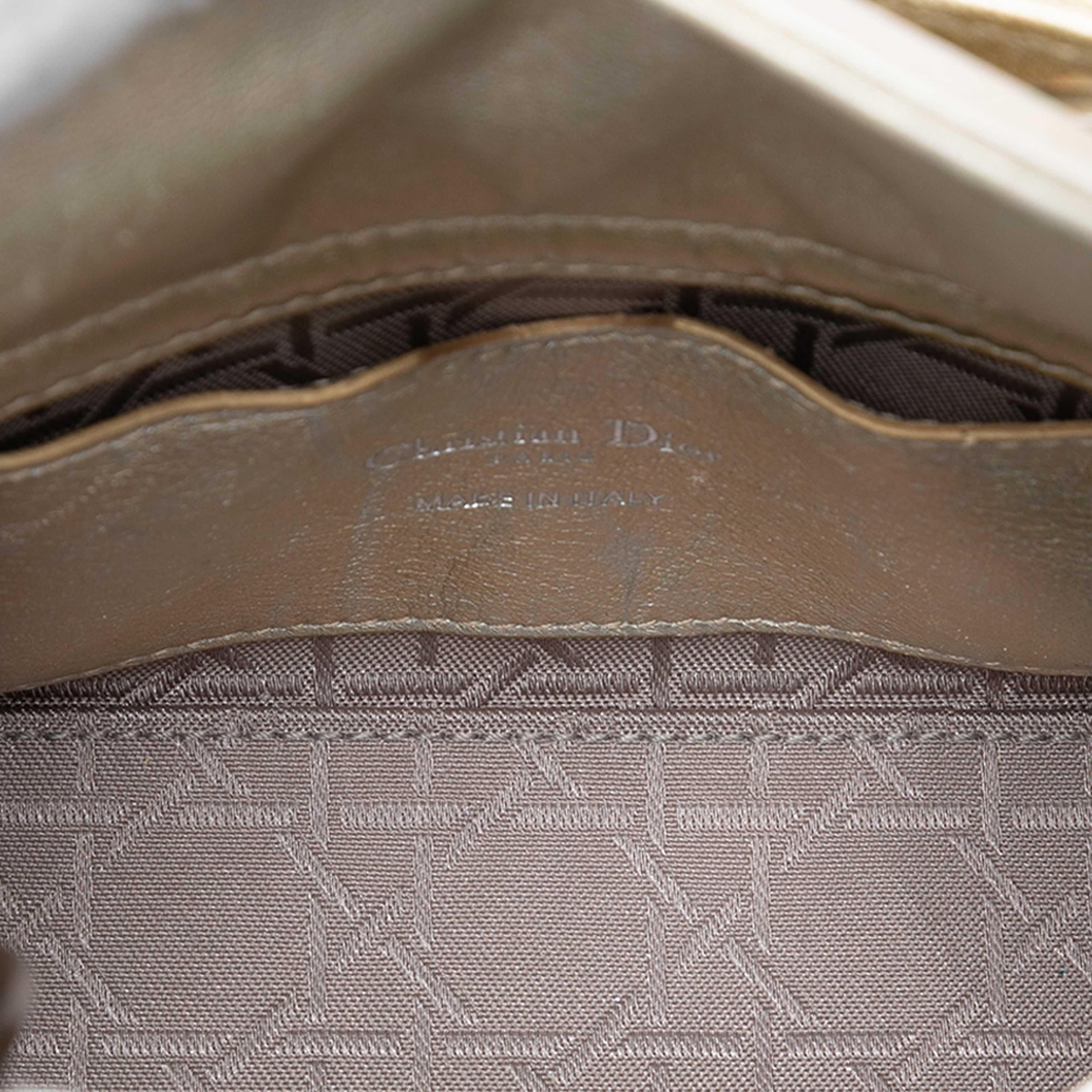 Dior Micro Metallic Crinkled Calfskin Lucky Dior Cannage Lady Dior, från Luxclusif, i färgen light gold. Klicka för att öppna bilden i stort format