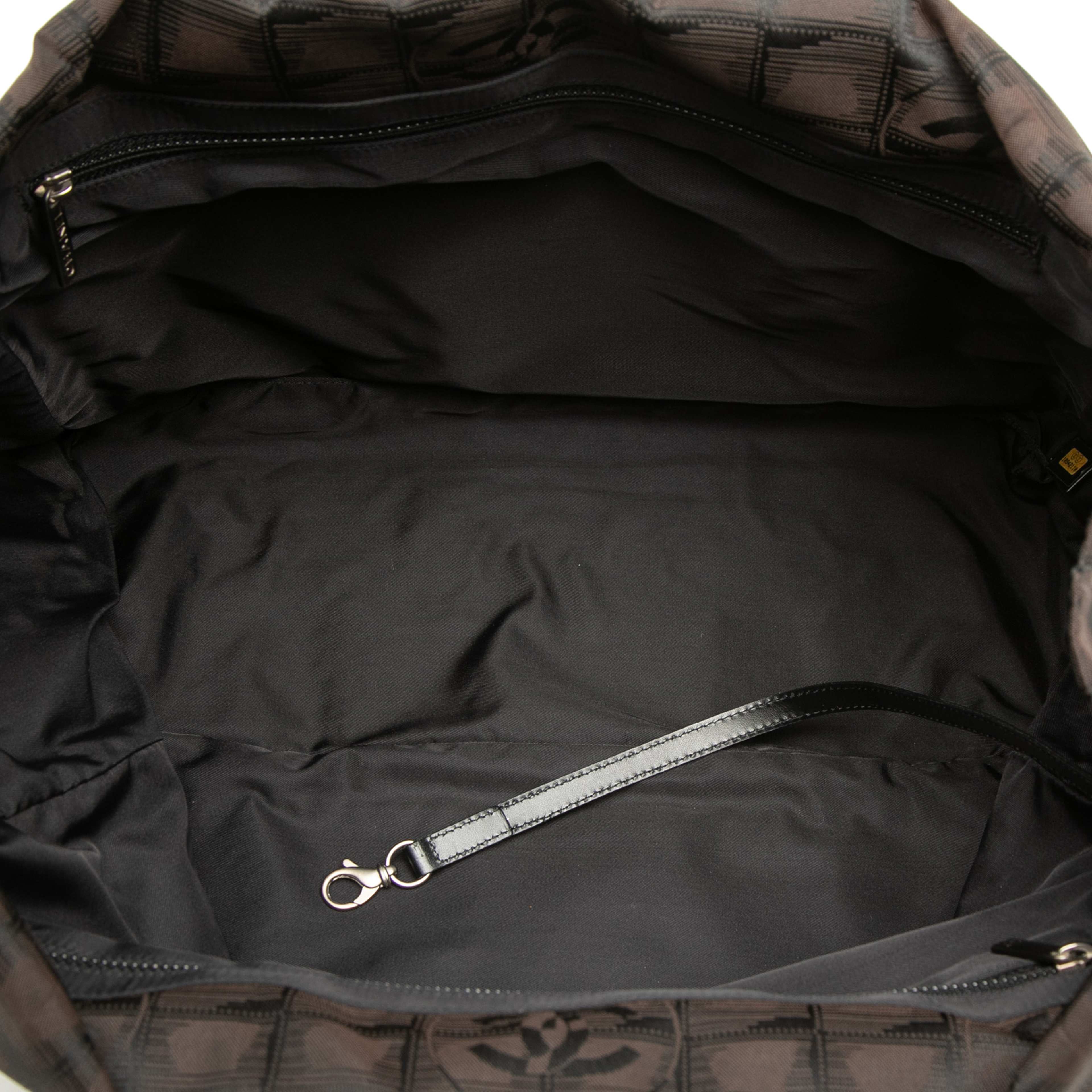 Chanel New Travel Line Nylon Tote, från Luxclusif, i färgen brun. Klicka för att öppna bilden i stort format
