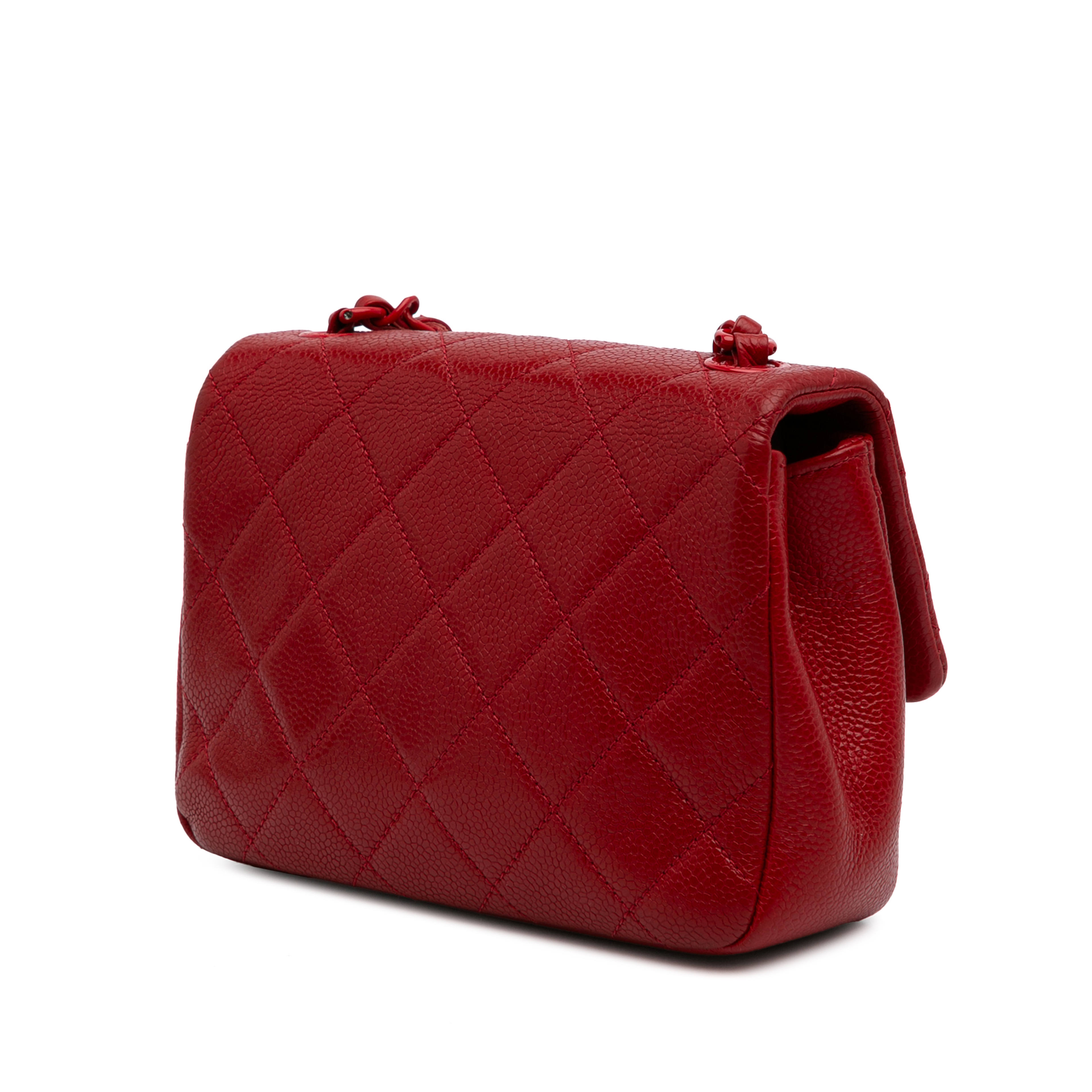 Chanel Mini Square Caviar Incognito Flap, från Luxclusif, i färgen red. Klicka för att öppna bilden i stort format