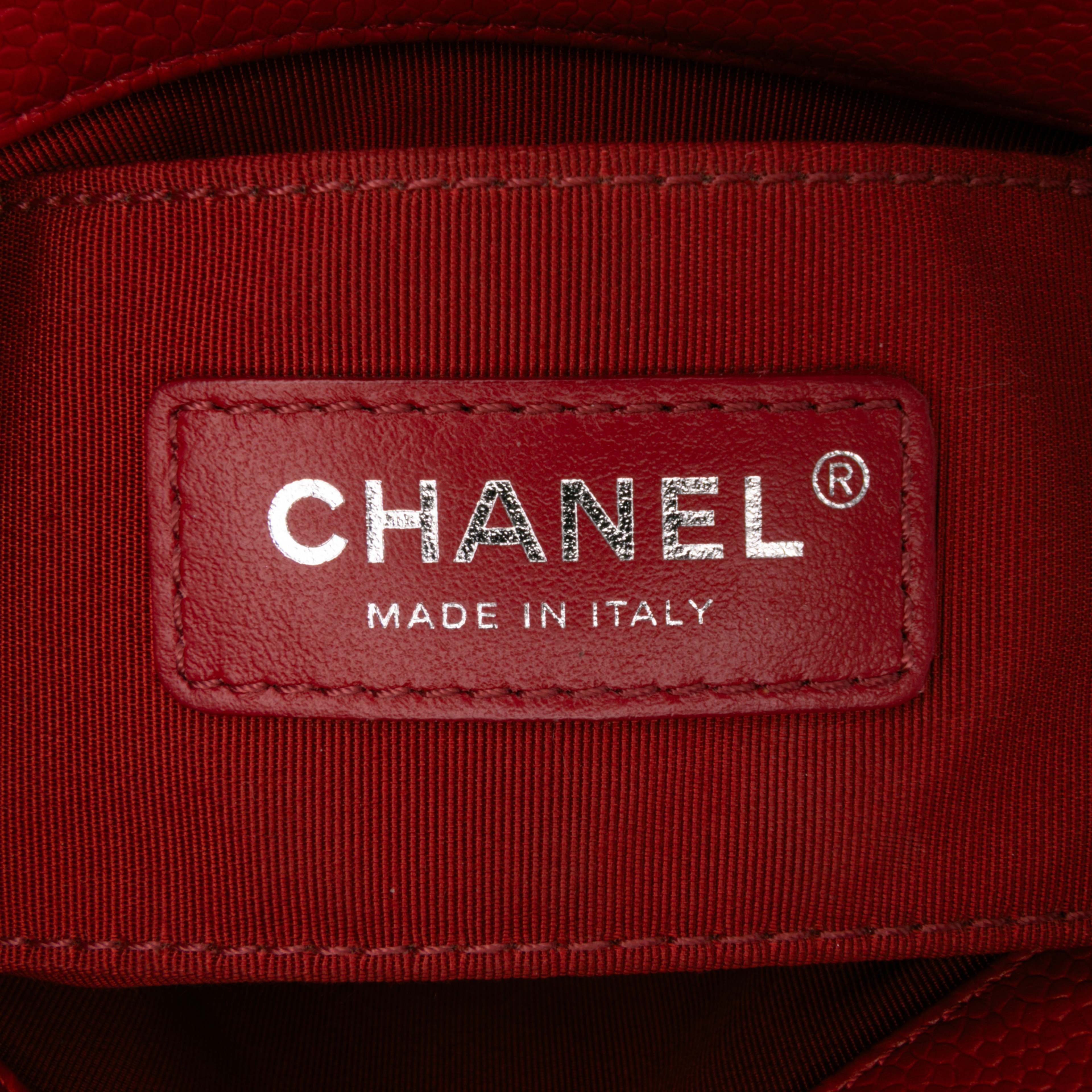 Chanel Mini Square Caviar Incognito Flap, från Luxclusif, i färgen red. Klicka för att öppna bilden i stort format