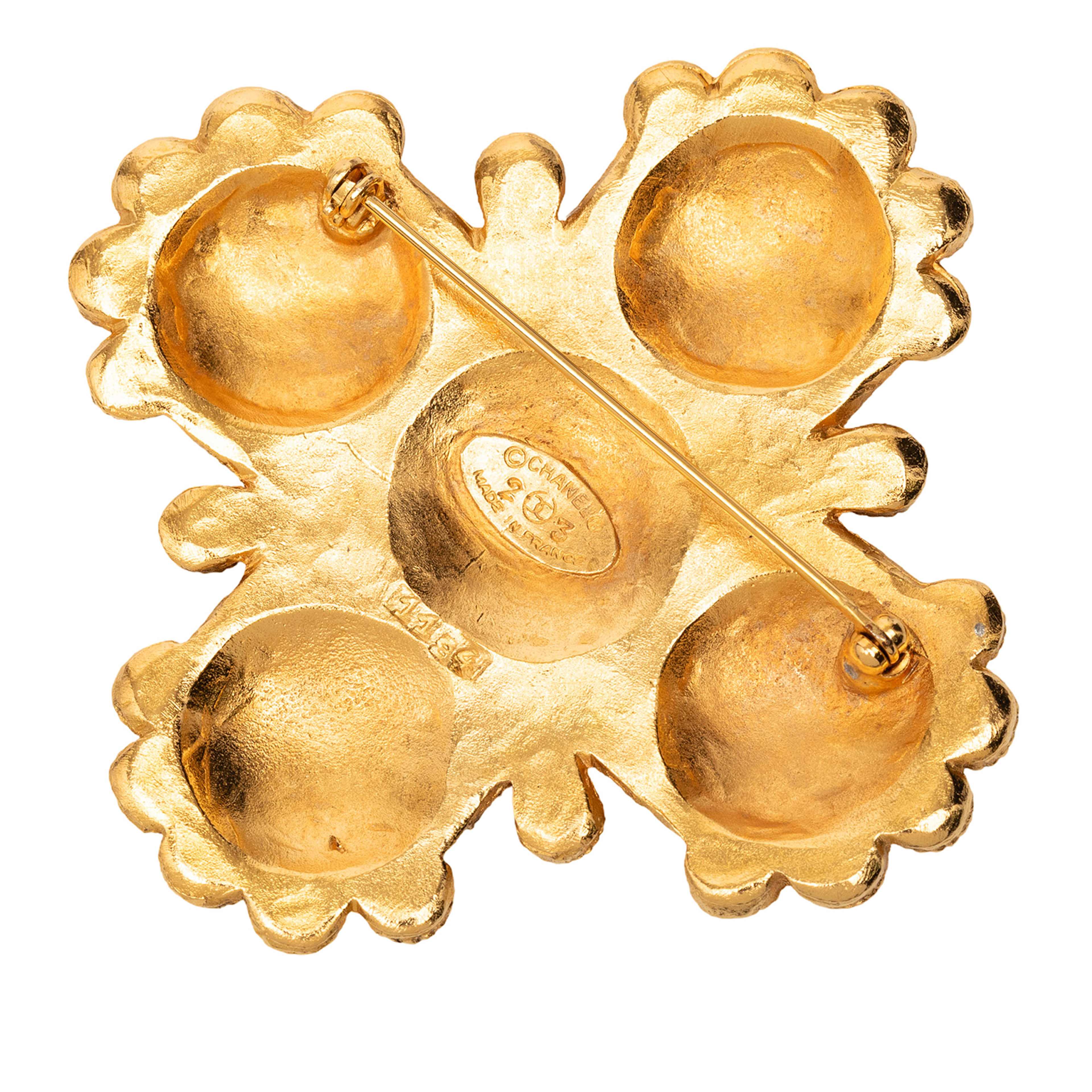 Chanel Gold Plated Lion Logo Cross Brooch, från Luxclusif, i färgen gold. Klicka för att öppna bilden i stort format