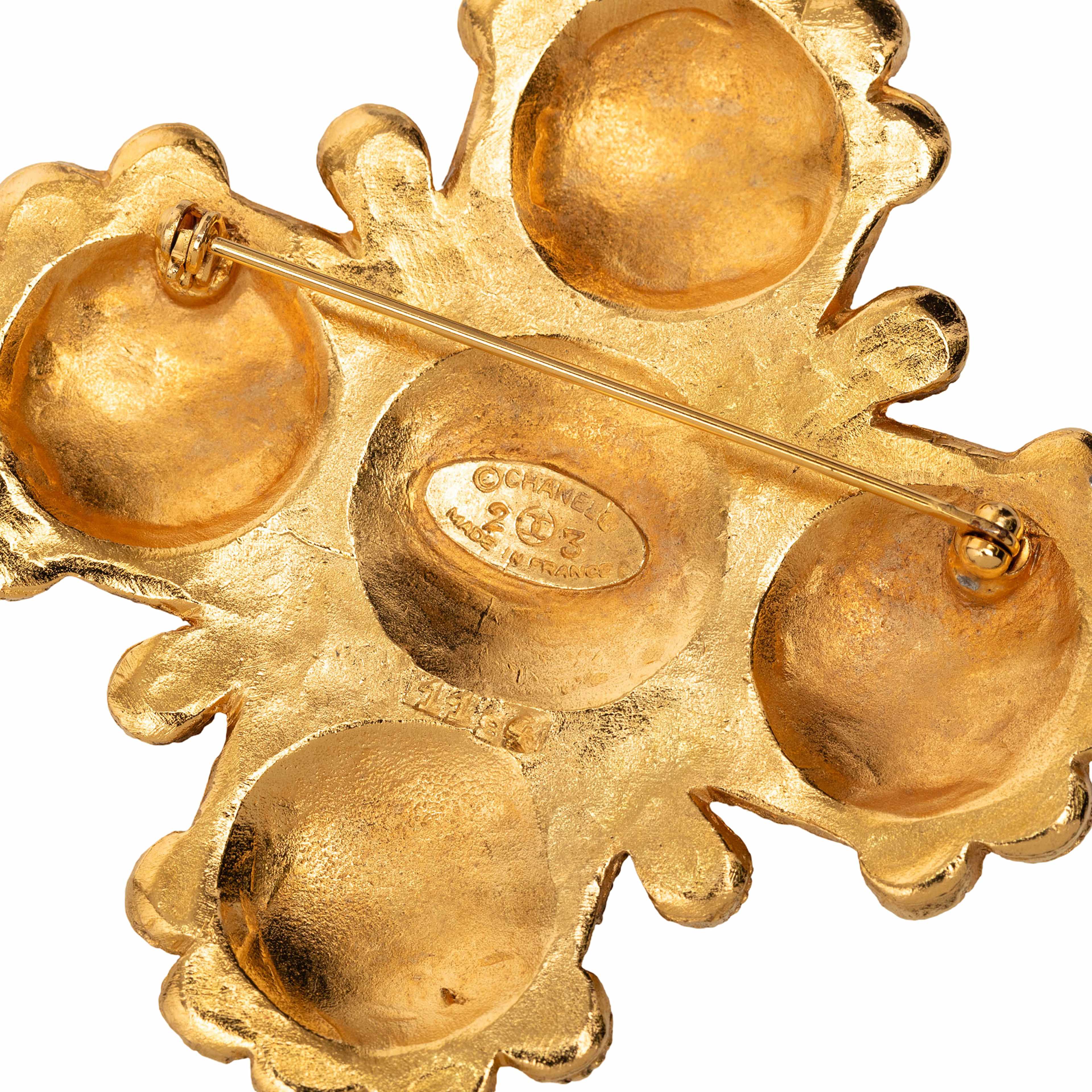 Chanel Gold Plated Lion Logo Cross Brooch, från Luxclusif, i färgen gold. Klicka för att öppna bilden i stort format