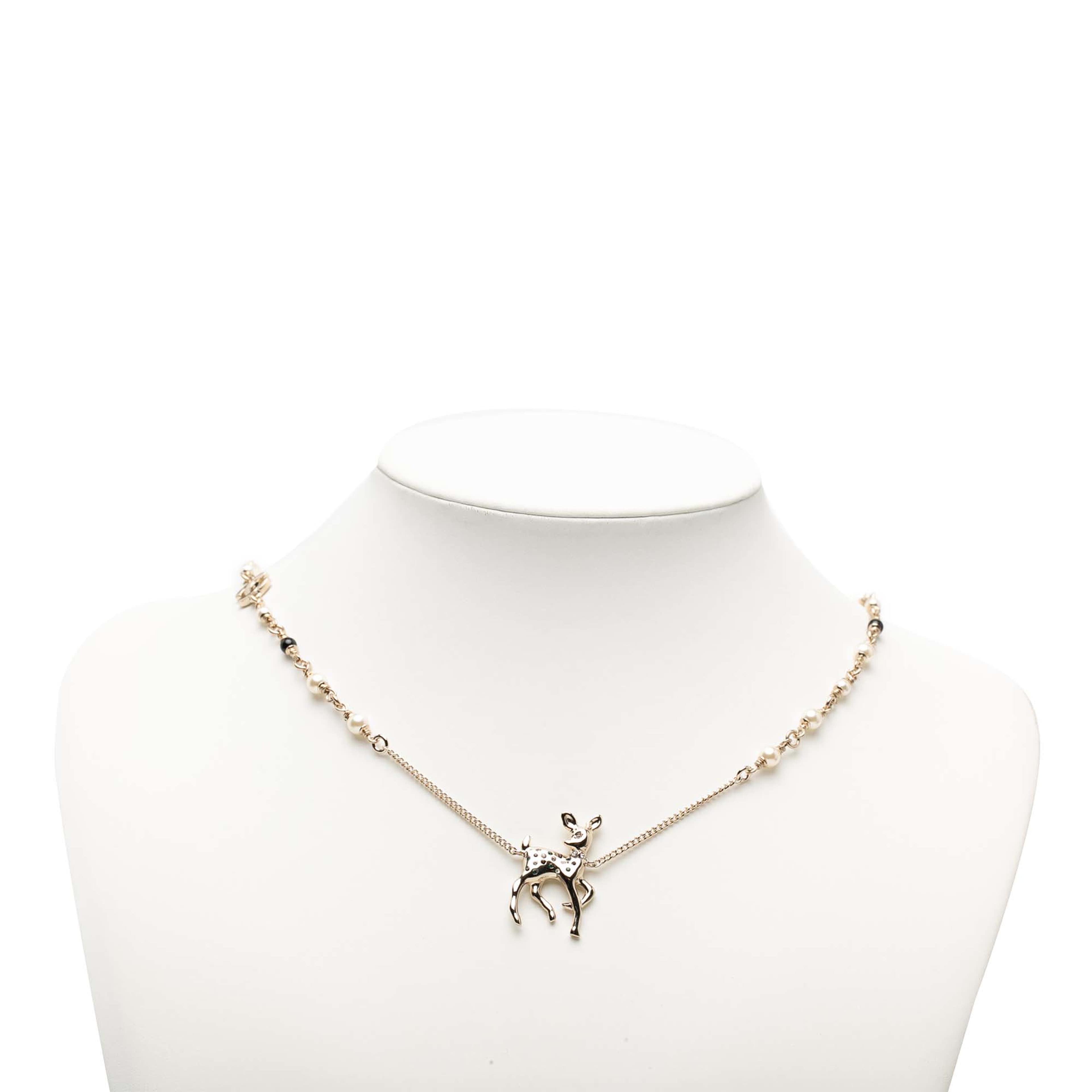 Chanel Cc Gold Plated Faux Pearl And Strass Deer Pendant Necklace, från Luxclusif, i färgen gold. Klicka för att öppna bilden i stort format