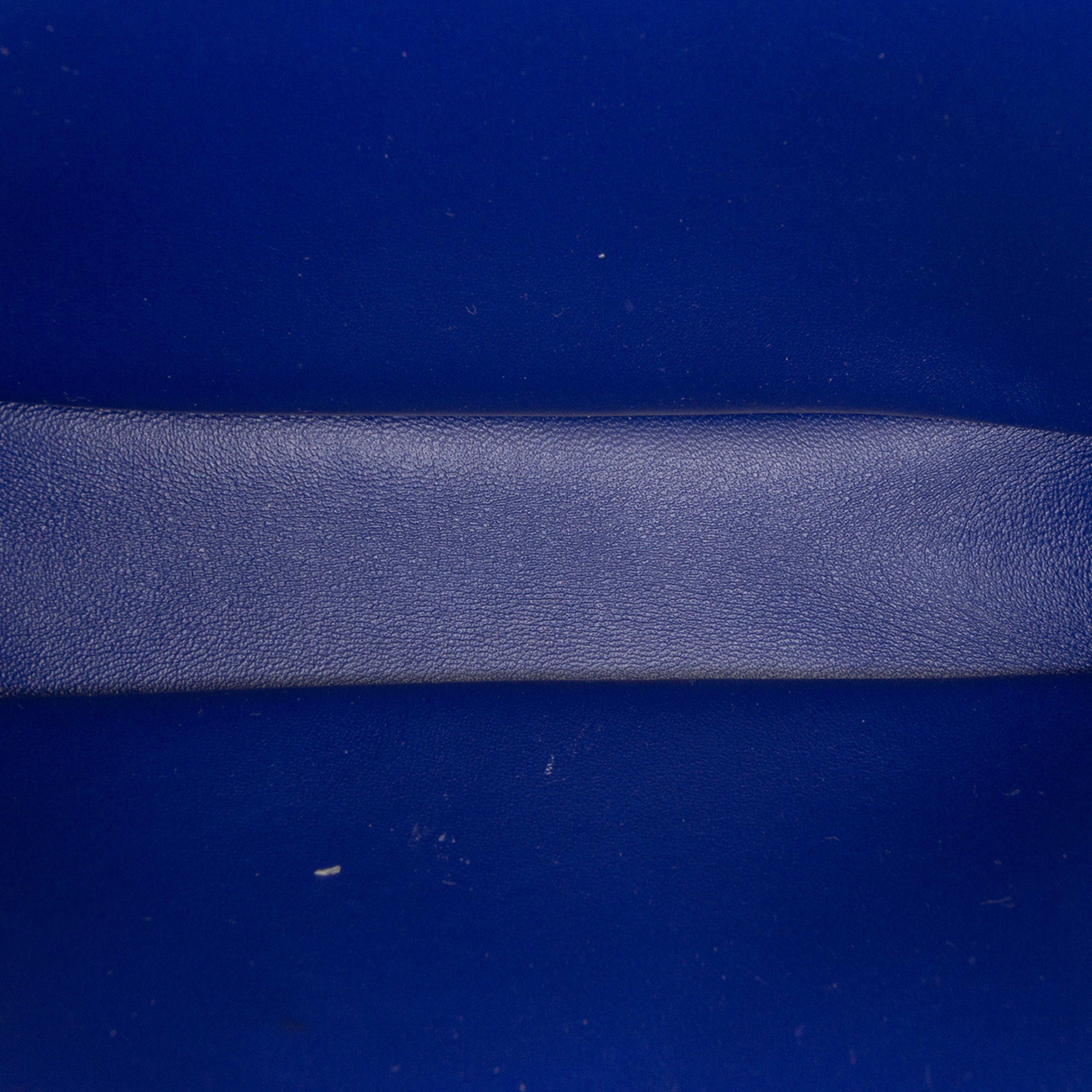 Burberry Mini Lambskin Shield Shoulder Bag, från Luxclusif, i färgen dark blue. Klicka för att öppna bilden i stort format