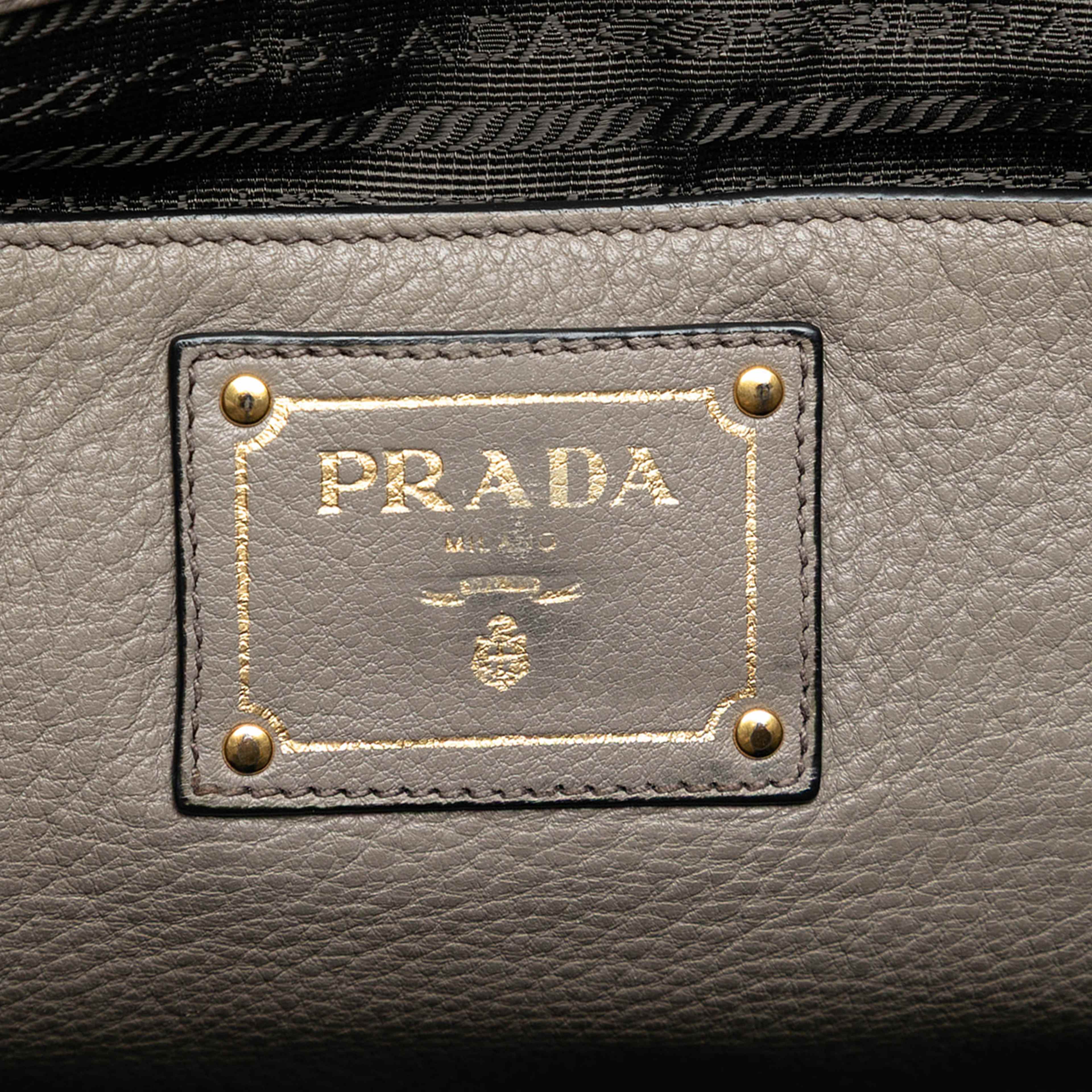 Prada Vitello Daino Open Convertible Tote, från Luxclusif, i färgen gray. Klicka för att öppna bilden i stort format