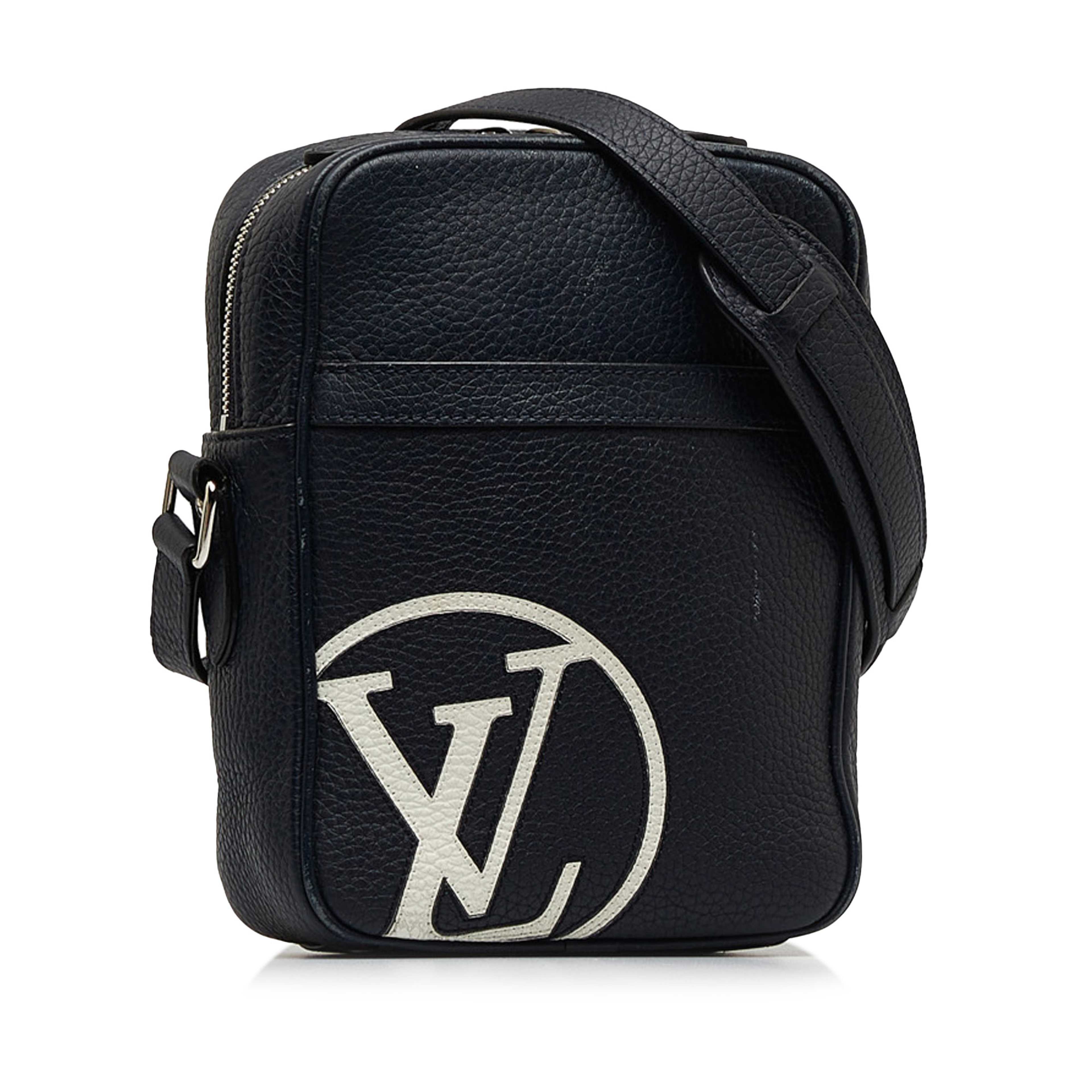 Louis Vuitton Taurillon Danube Lv Circle  Pm, från Luxclusif, i färgen dark blue. Klicka för att öppna bilden i stort format