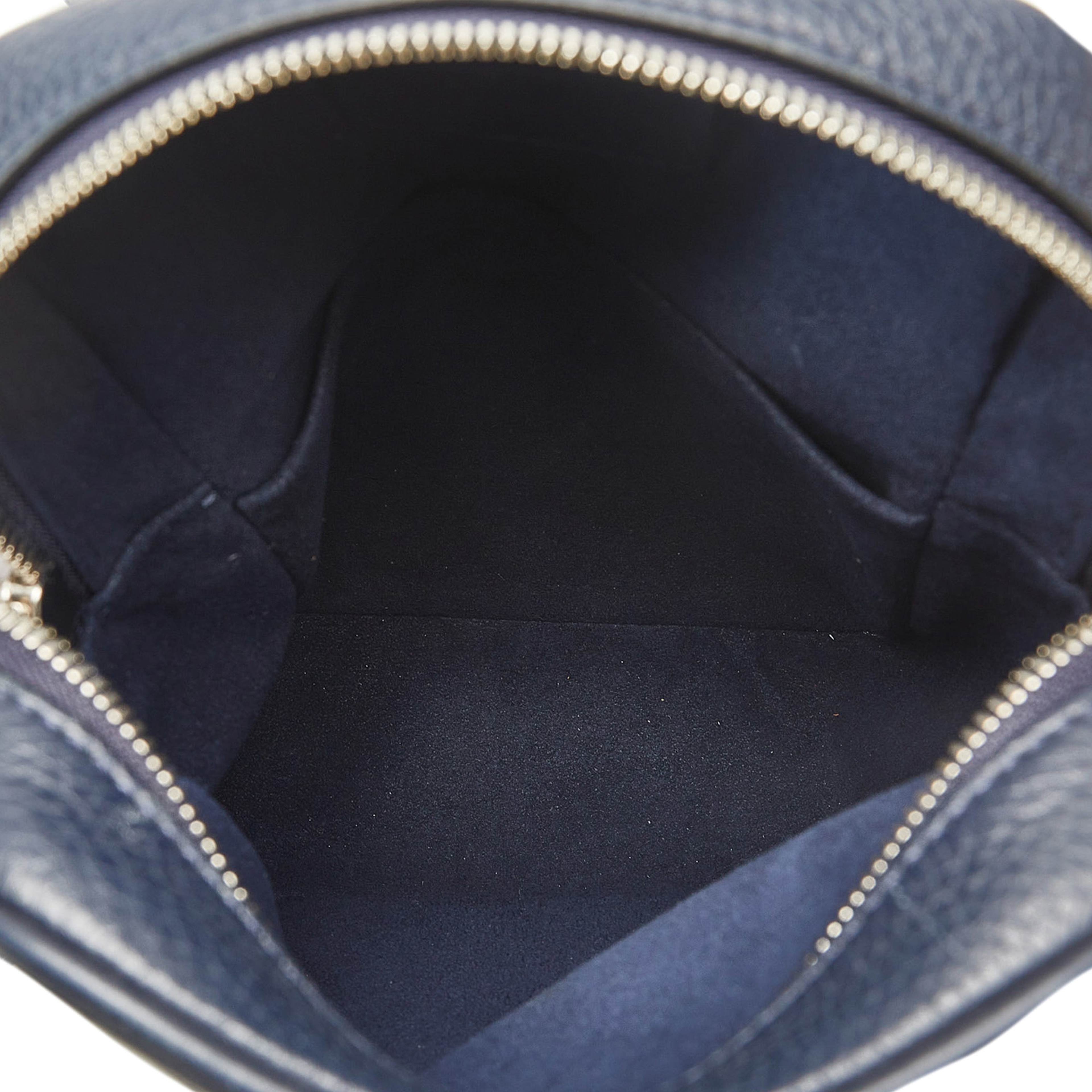 Louis Vuitton Taurillon Danube Lv Circle  Pm, från Luxclusif, i färgen dark blue. Klicka för att öppna bilden i stort format