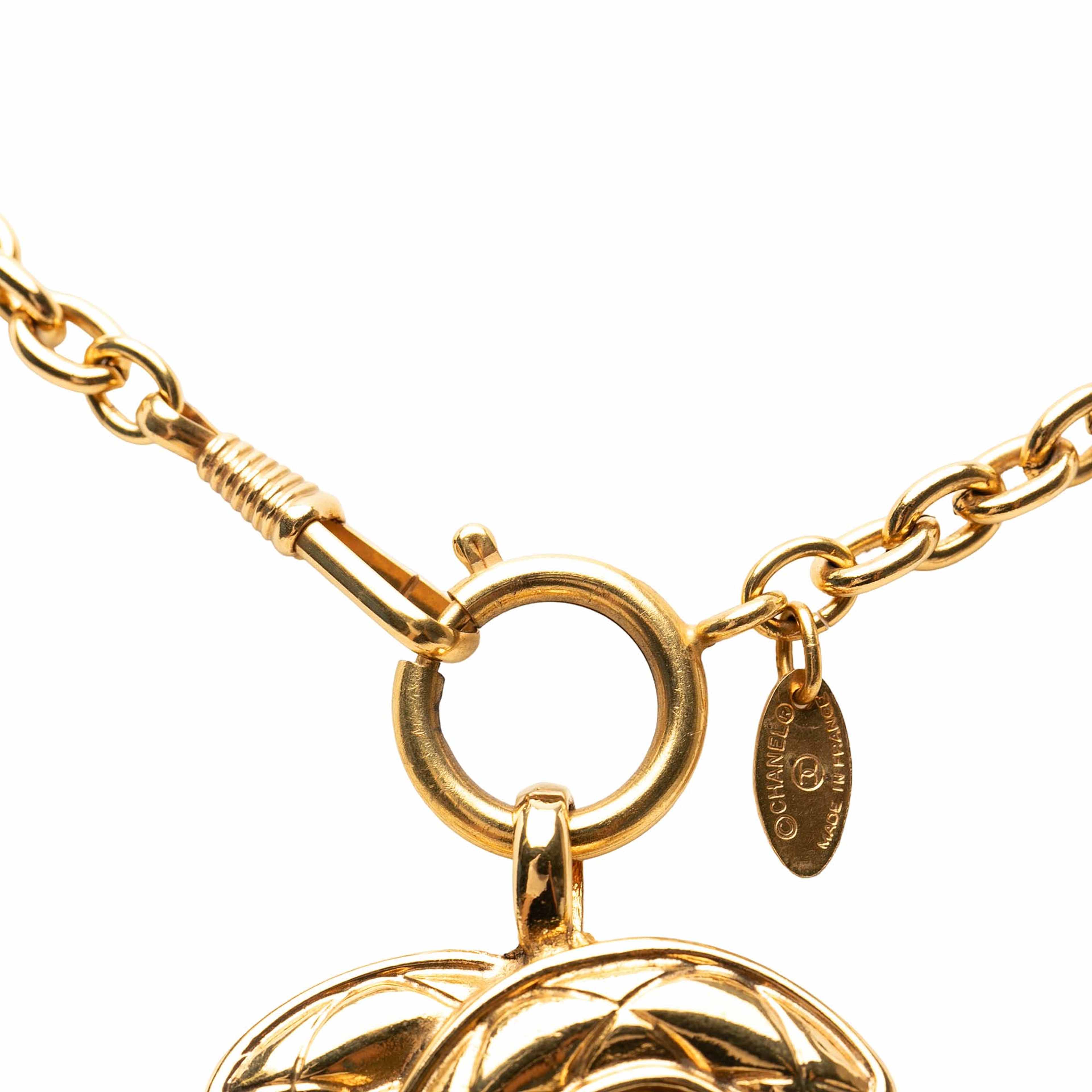 Chanel Cc Gold Plated Quilted Pendant Necklace, från Luxclusif, i färgen gold. Klicka för att öppna bilden i stort format