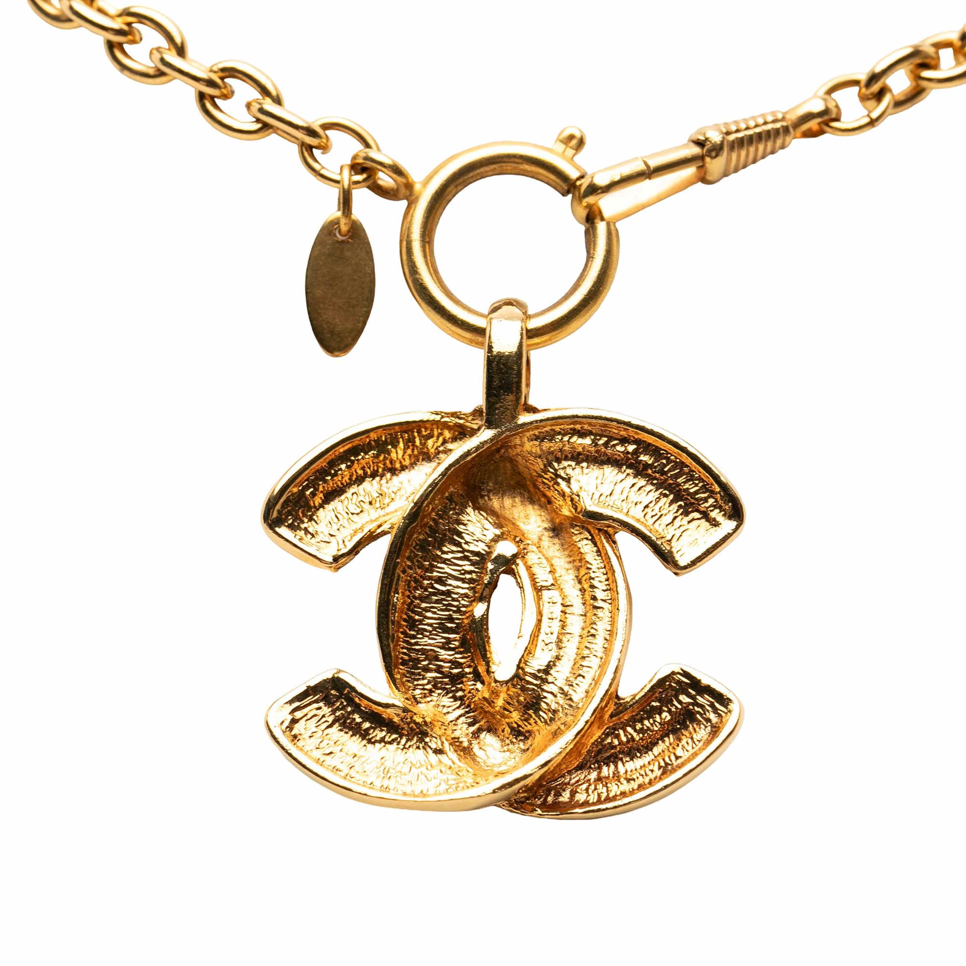 Chanel Cc Gold Plated Quilted Pendant Necklace, från Luxclusif, i färgen guld. Klicka för att öppna bilden i stort format