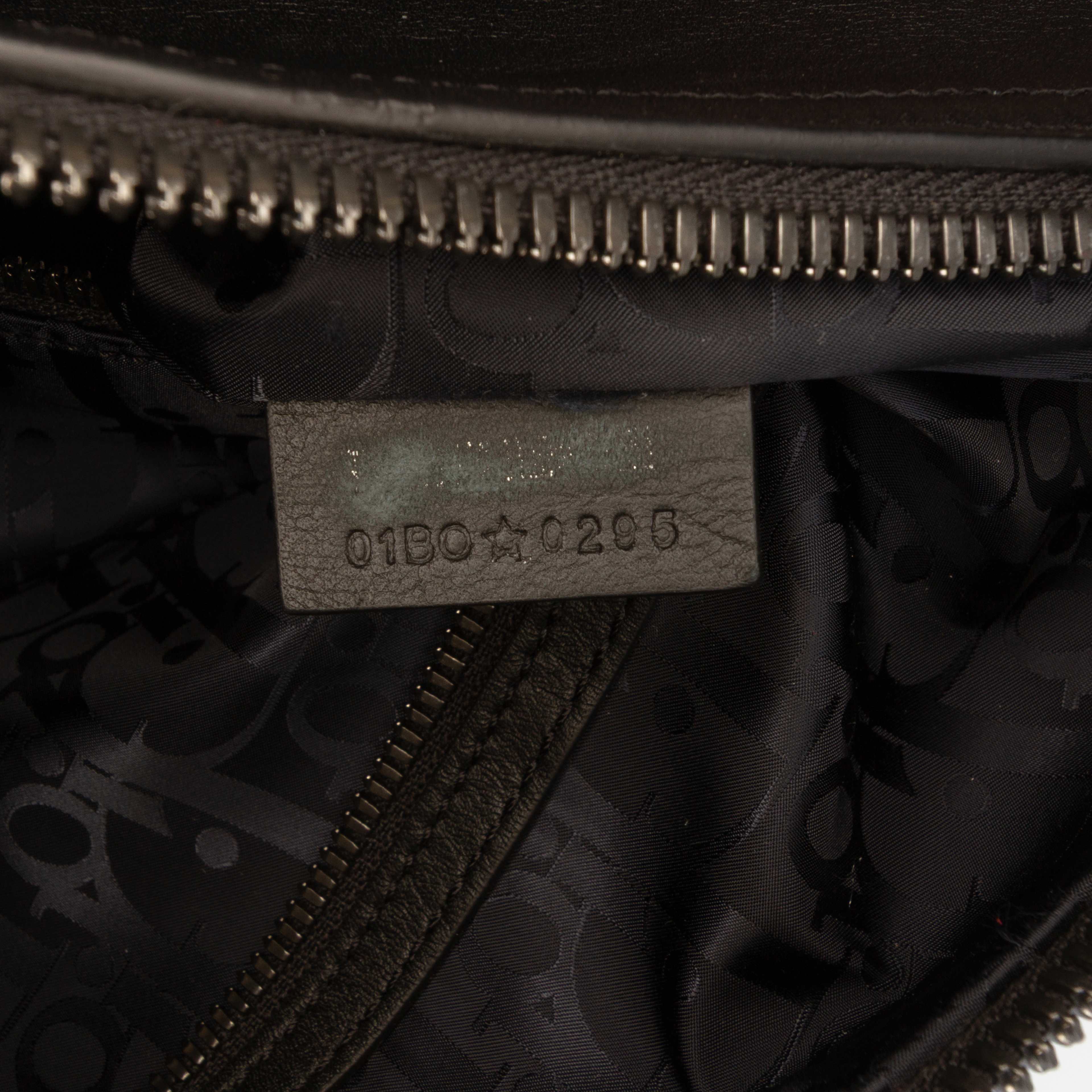 Dior Large Smooth Calfskin Slider Zipped Hobo, från Luxclusif, i färgen black. Klicka för att öppna bilden i stort format