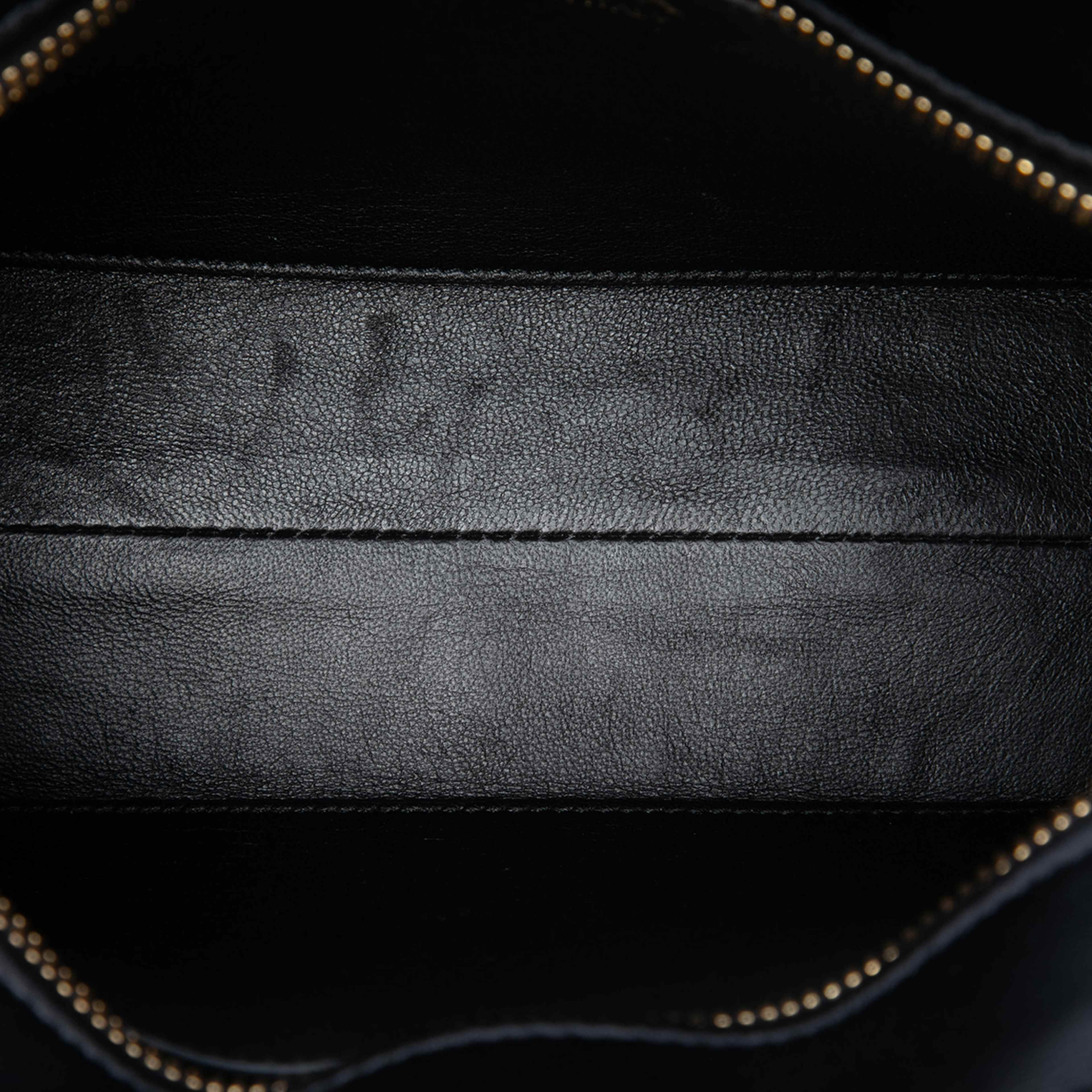 Prada City Calf And Saffiano Lip Print Esplanade Crossbody, från Luxclusif, i färgen black. Klicka för att öppna bilden i stort format