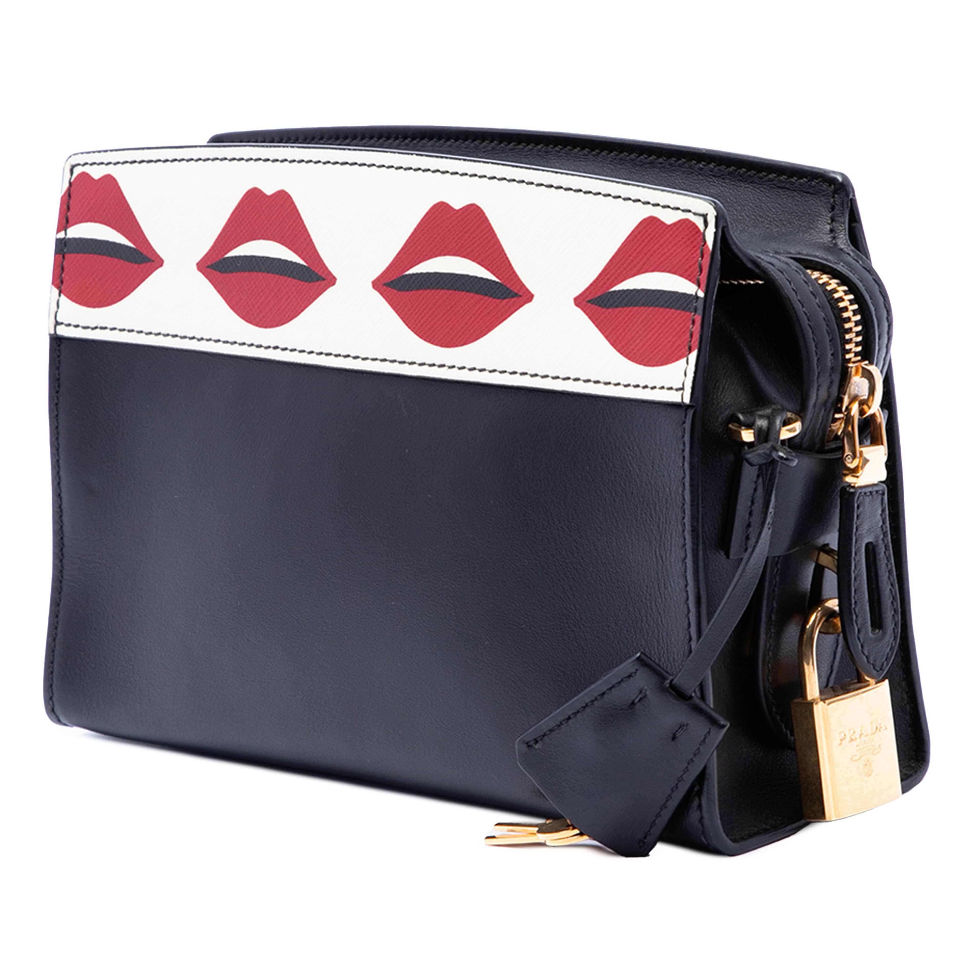 Prada City Calf And Saffiano Lip Print Esplanade Crossbody, från Luxclusif, i färgen black. Klicka för att öppna bilden i stort format