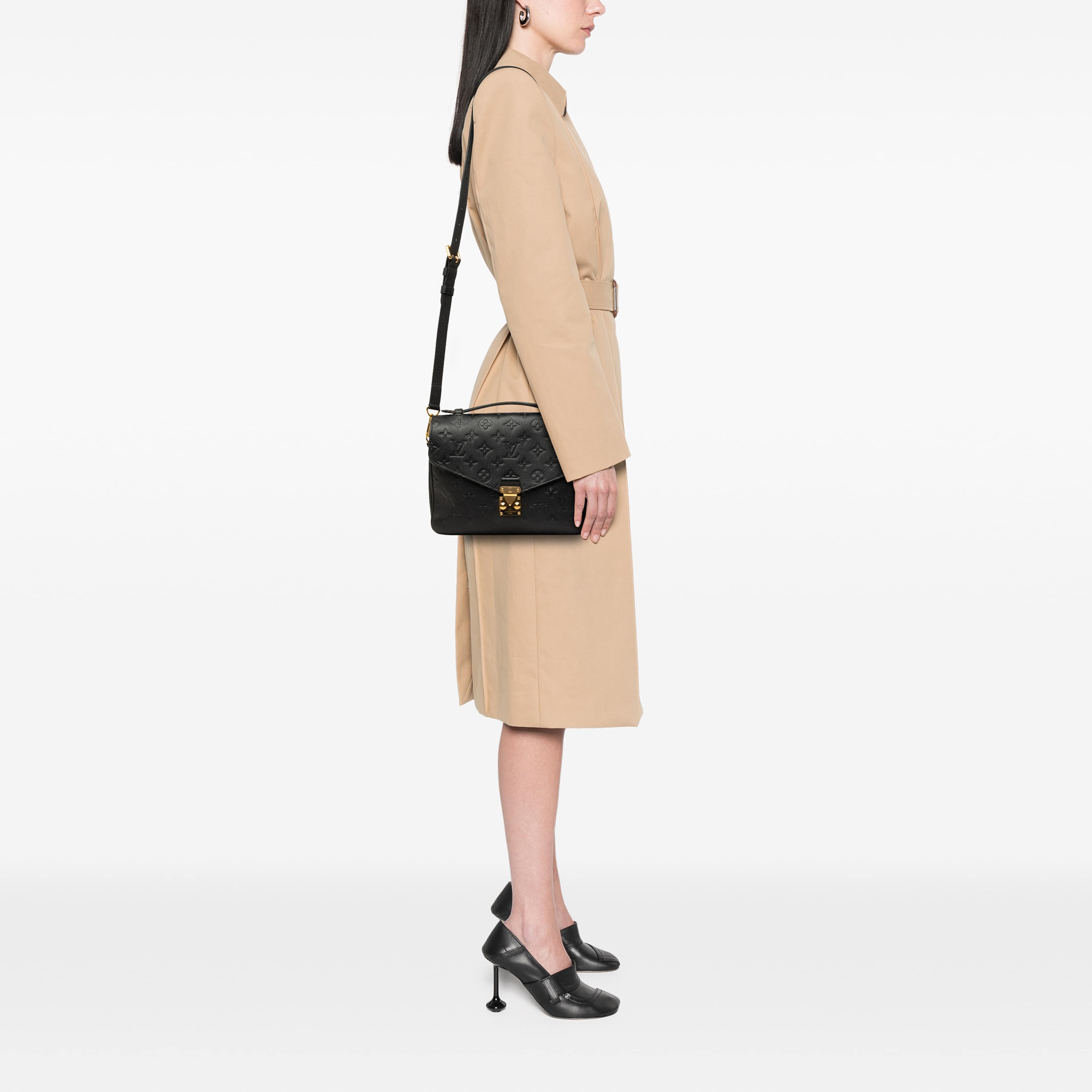 Louis Vuitton Monogram Empreinte Pochette Metis, från Luxclusif, i färgen svart. Klicka för att öppna bilden i stort format