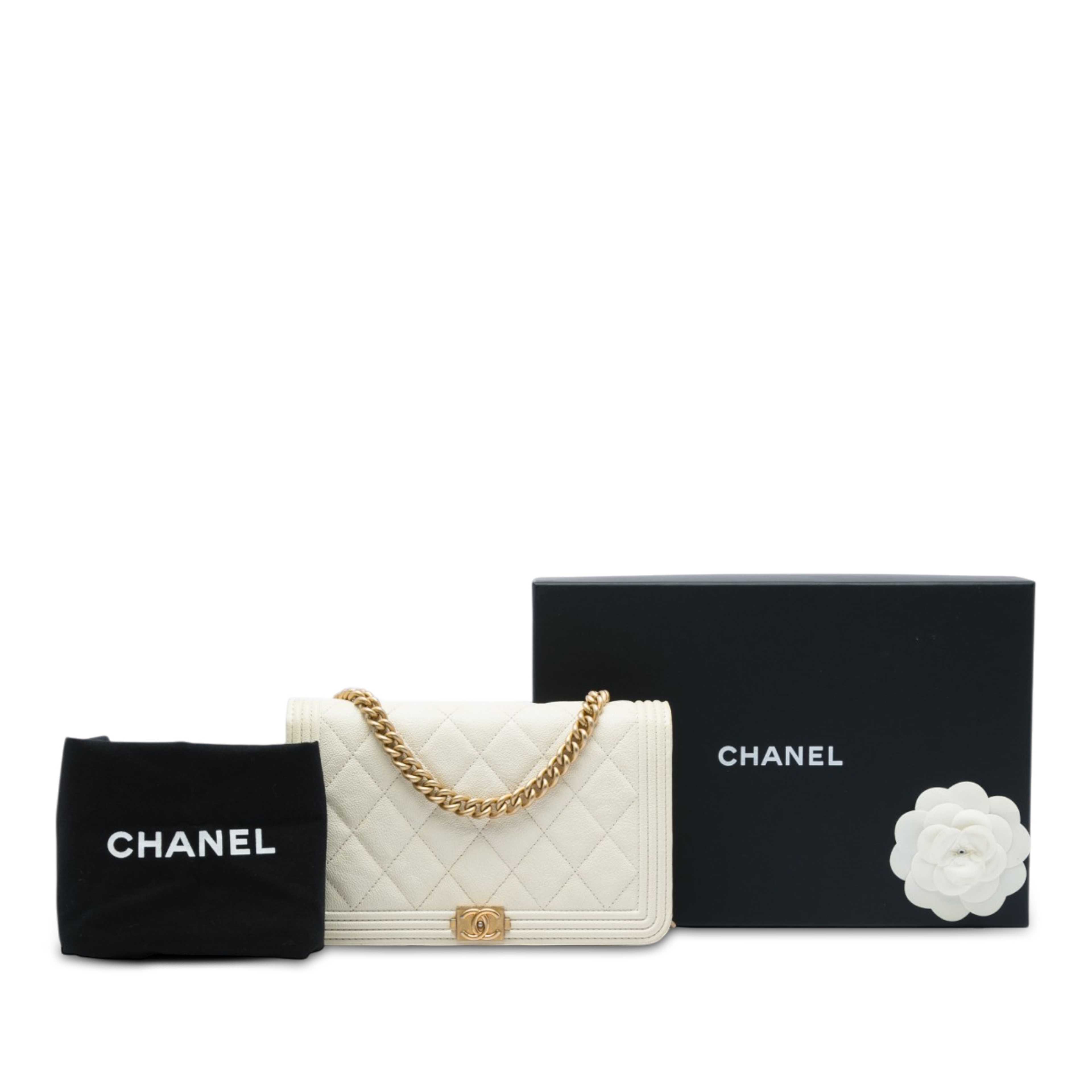 Chanel Quilted Caviar Boy Wallet On Chain, från Luxclusif, i färgen vit. Klicka för att öppna bilden i stort format