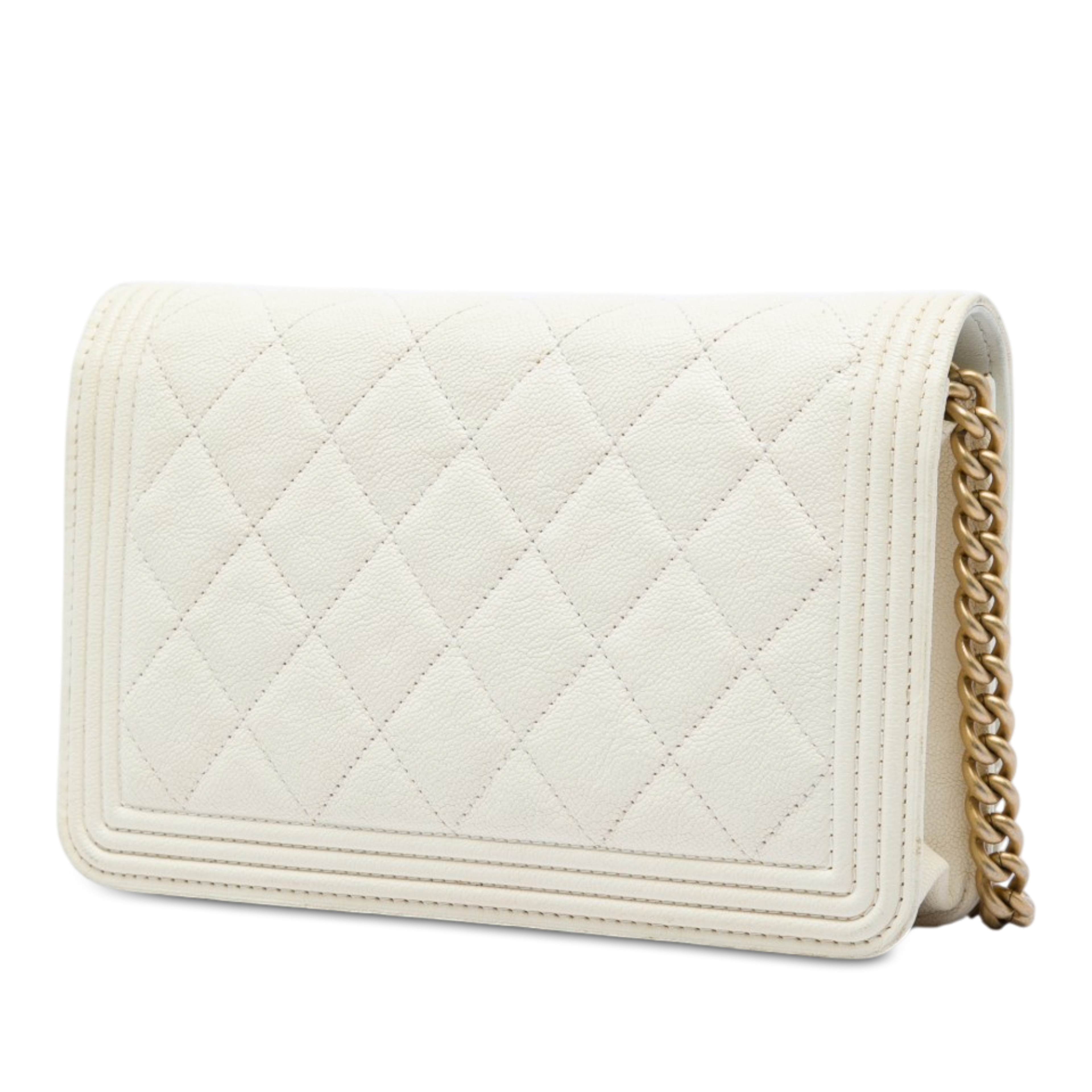 Chanel Quilted Caviar Boy Wallet On Chain, från Luxclusif, i färgen vit. Klicka för att öppna bilden i stort format