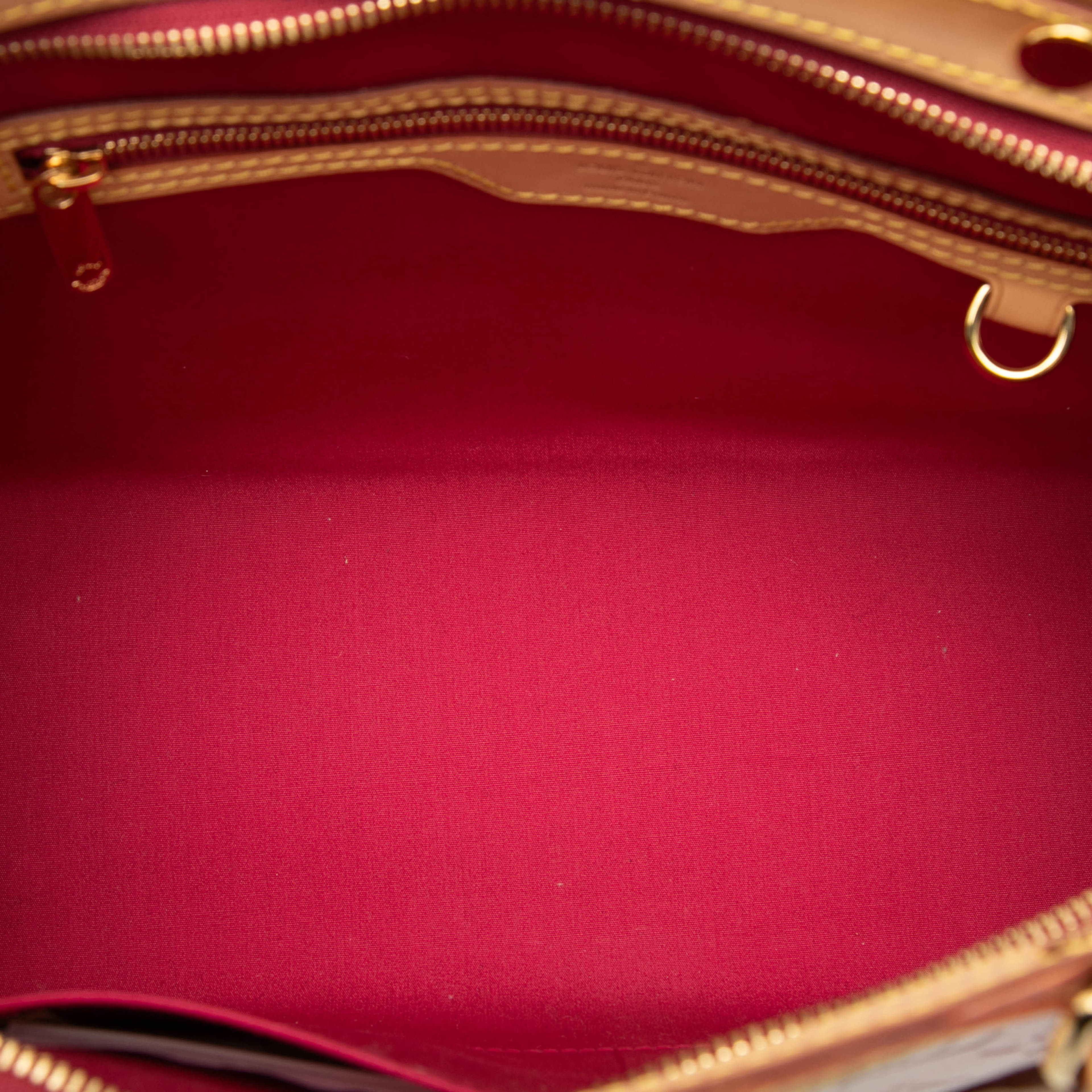 Louis Vuitton Monogram Vernis Brea Mm, från Luxclusif, i färgen red. Klicka för att öppna bilden i stort format