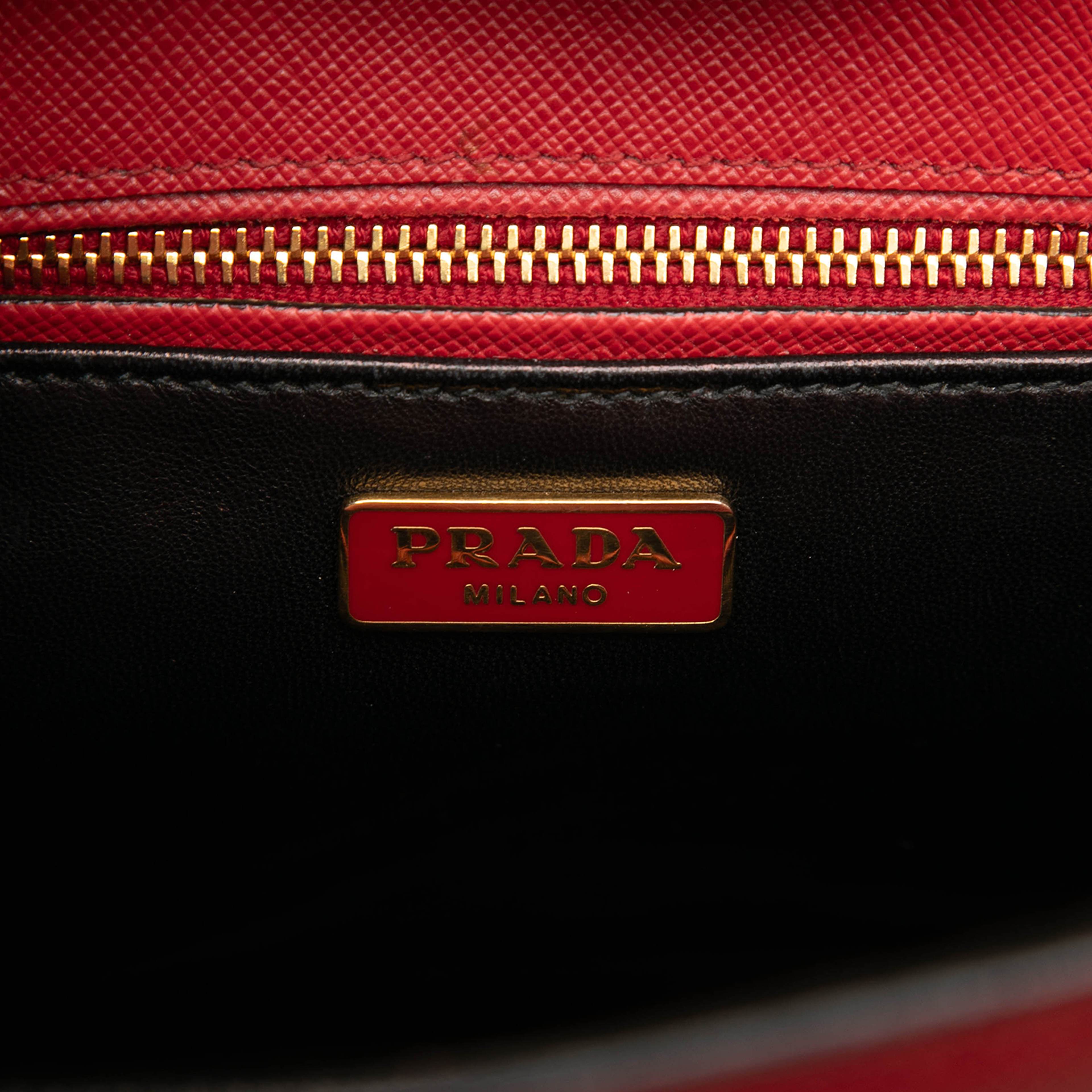 Prada Saffiano Turnlock Handbag, från Luxclusif, i färgen red. Klicka för att öppna bilden i stort format