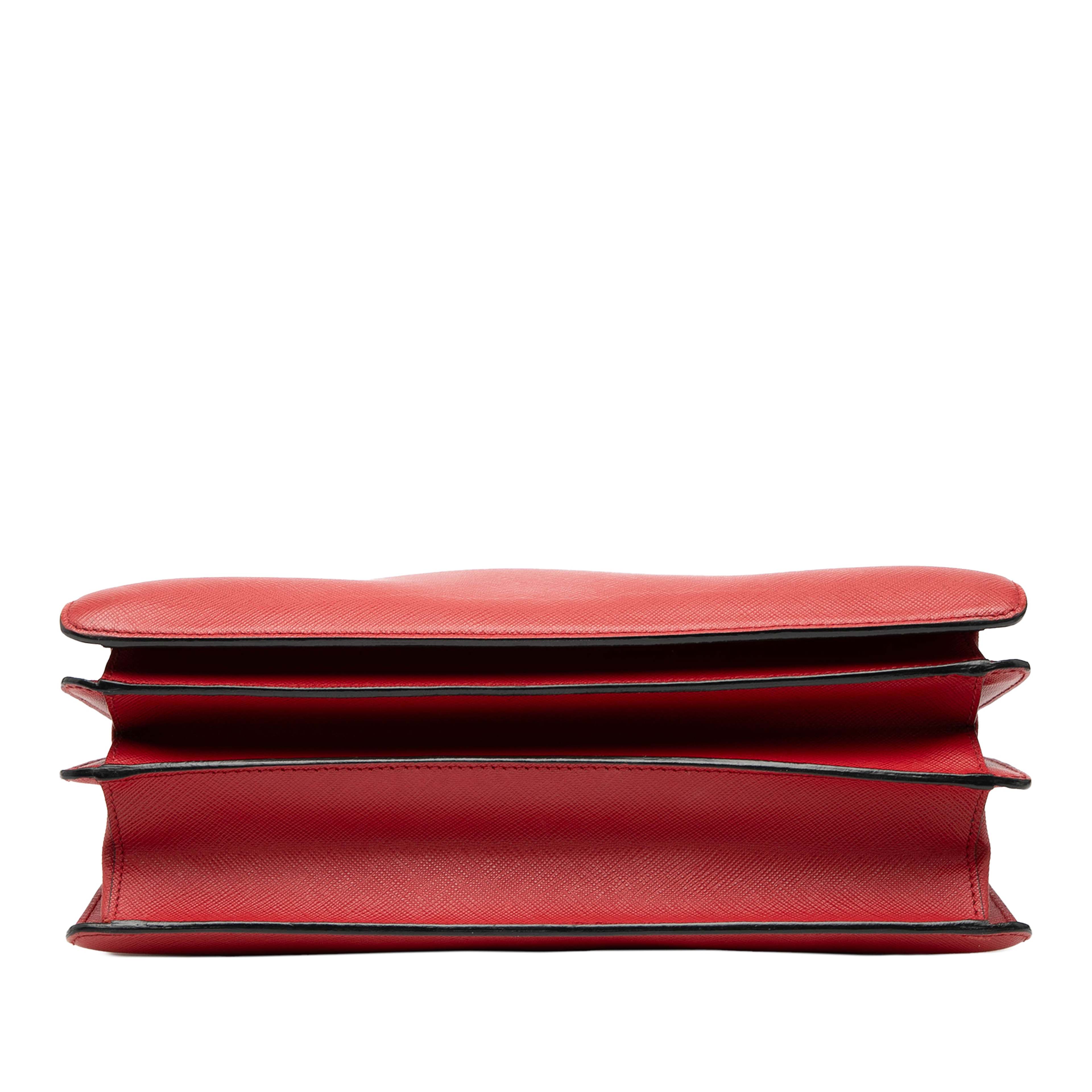 Prada Saffiano Turnlock Handbag, från Luxclusif, i färgen red. Klicka för att öppna bilden i stort format