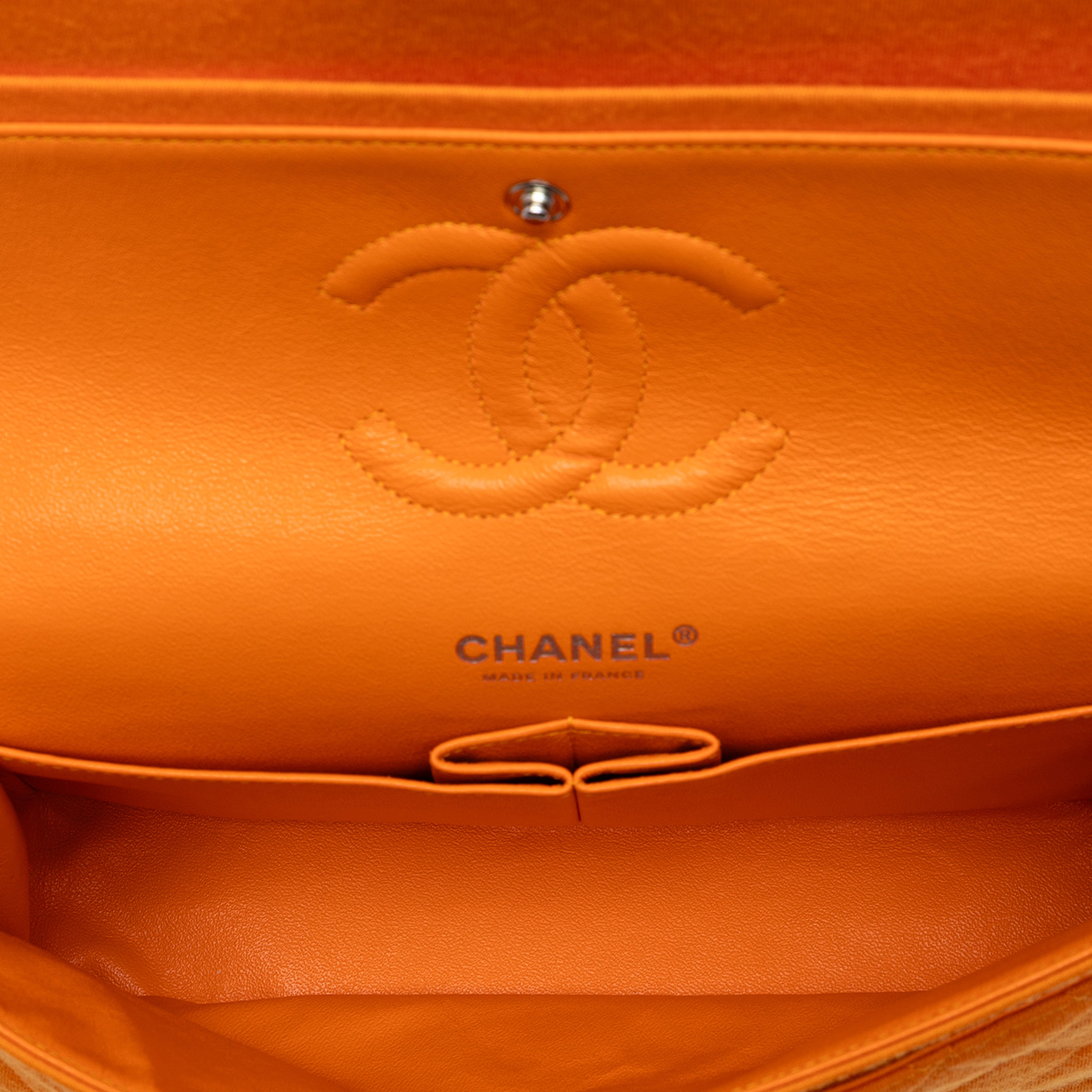 Chanel Medium Classic Jersey Double Flap, från Luxclusif, i färgen orange. Klicka för att öppna bilden i stort format