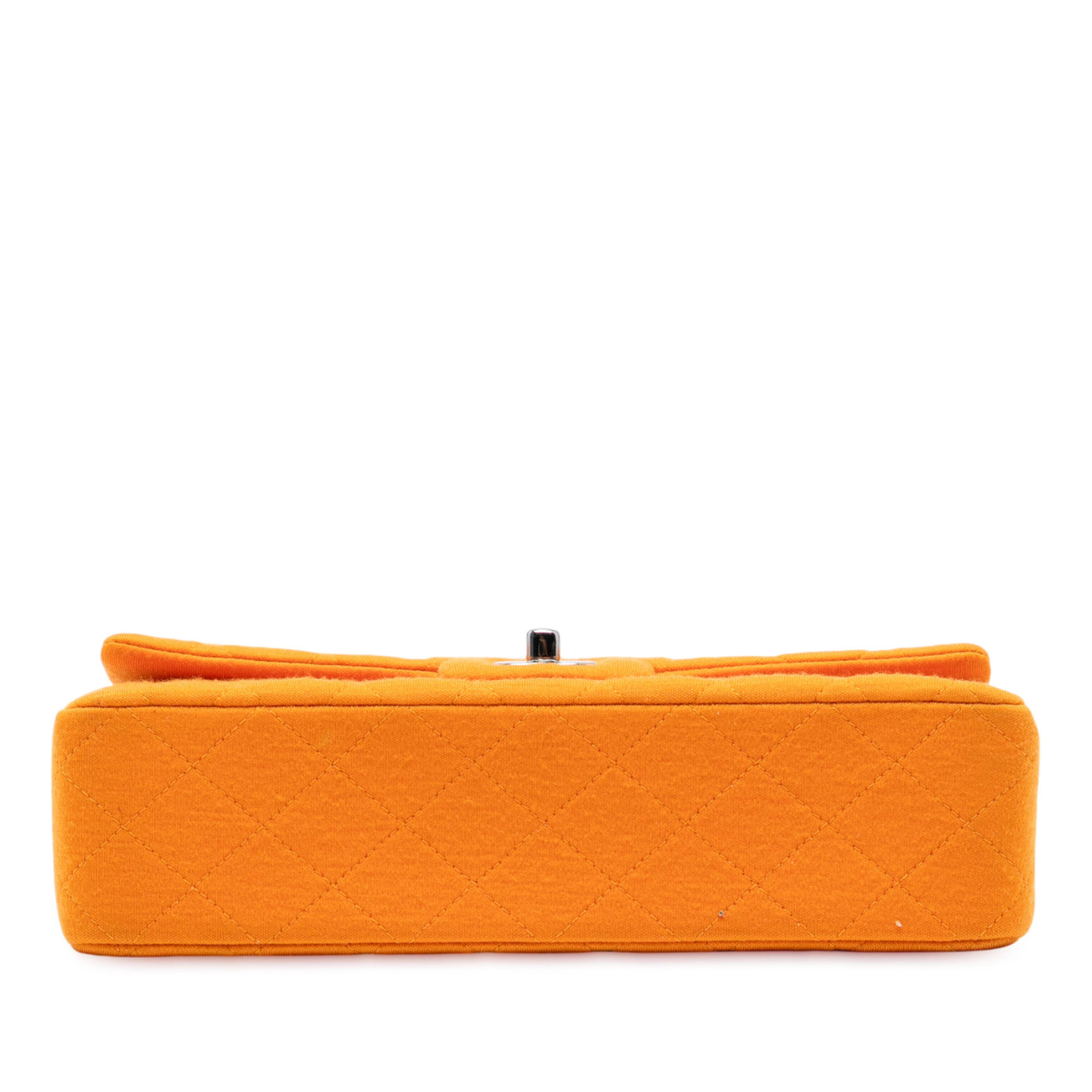 Chanel Medium Classic Jersey Double Flap, från Luxclusif, i färgen orange. Klicka för att öppna bilden i stort format