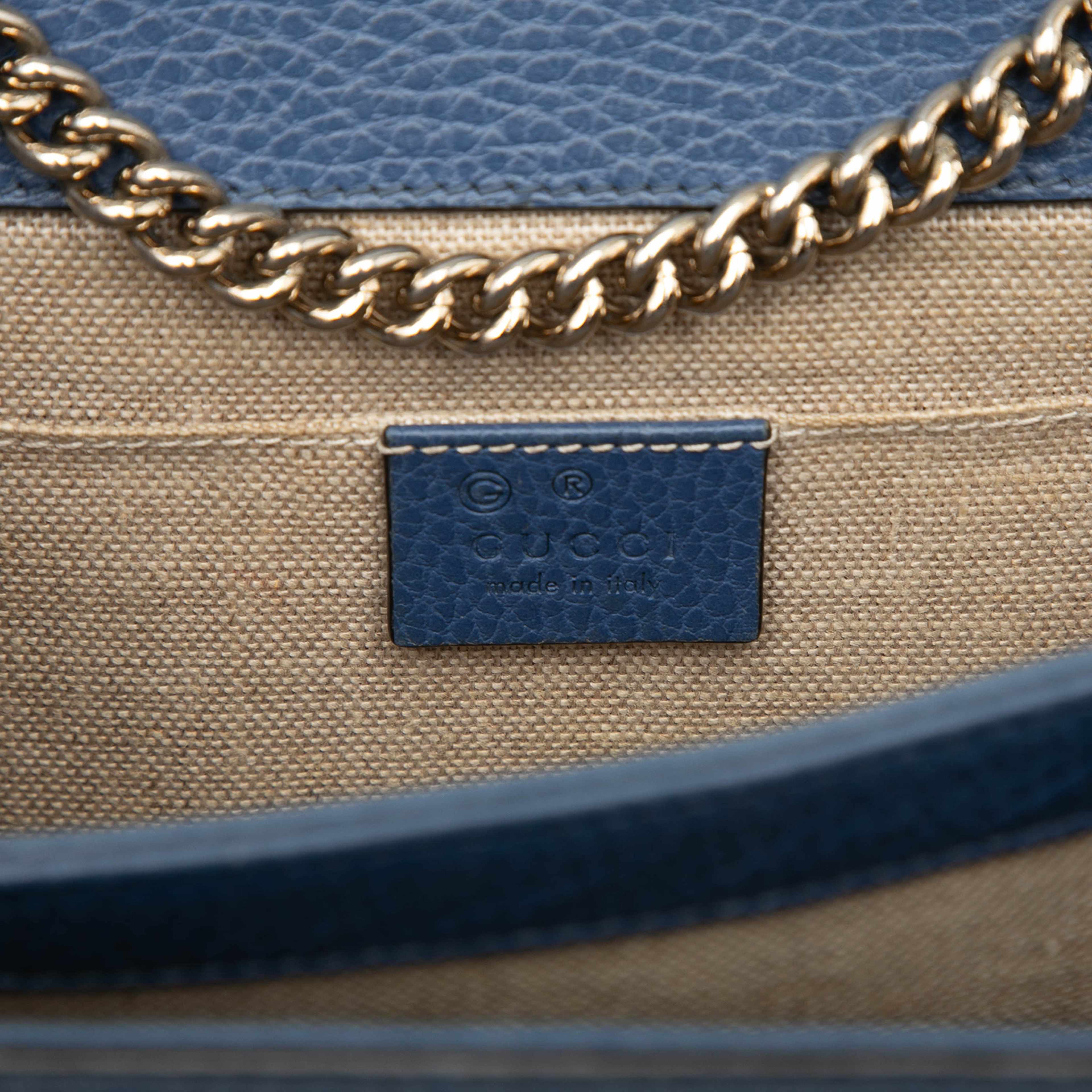 Gucci Small Dollar Calfskin Interlocking G Crossbody, från Luxclusif, i färgen blue. Klicka för att öppna bilden i stort format