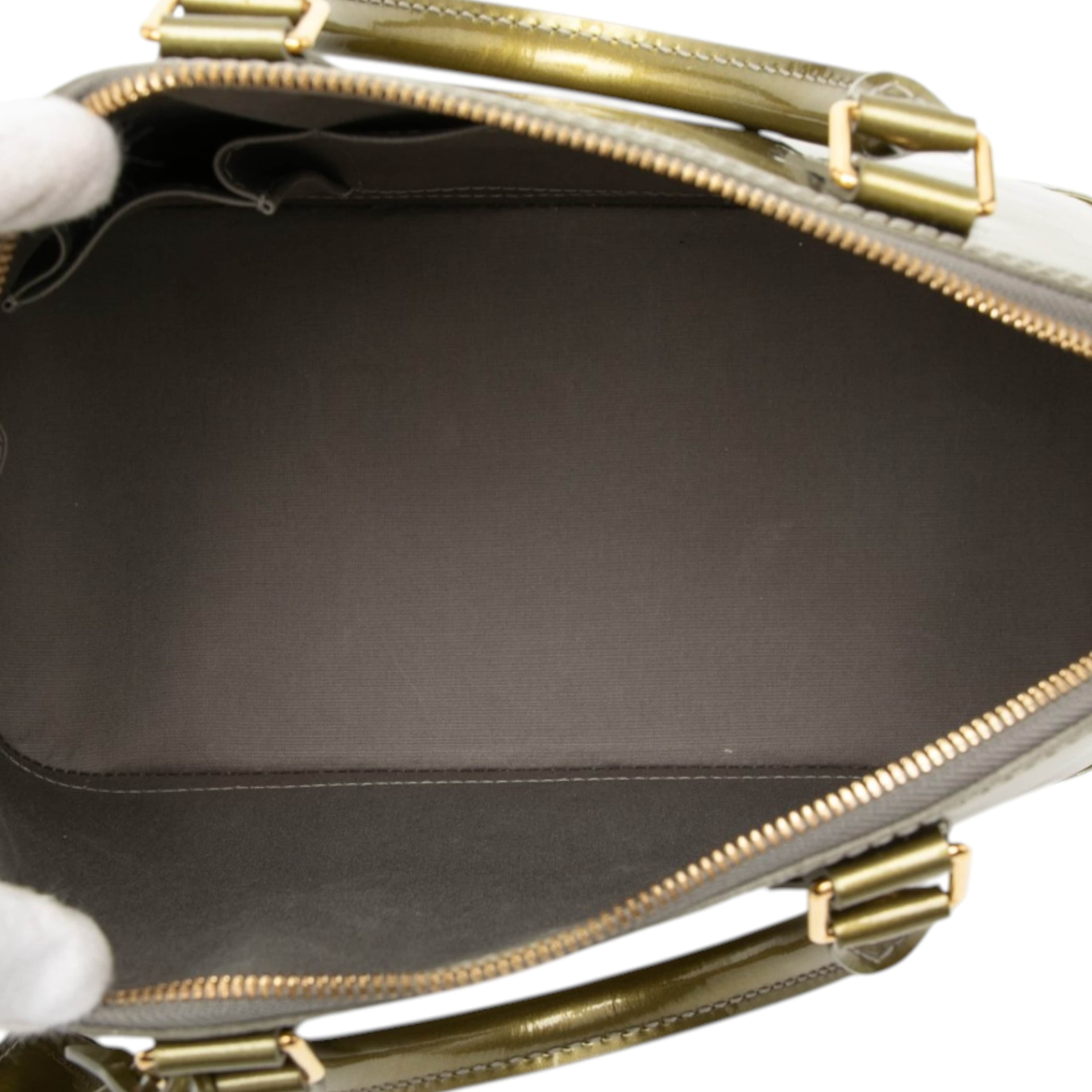 Louis Vuitton Monogram Vernis Alma Pm, från Luxclusif, i färgen olive green. Klicka för att öppna bilden i stort format