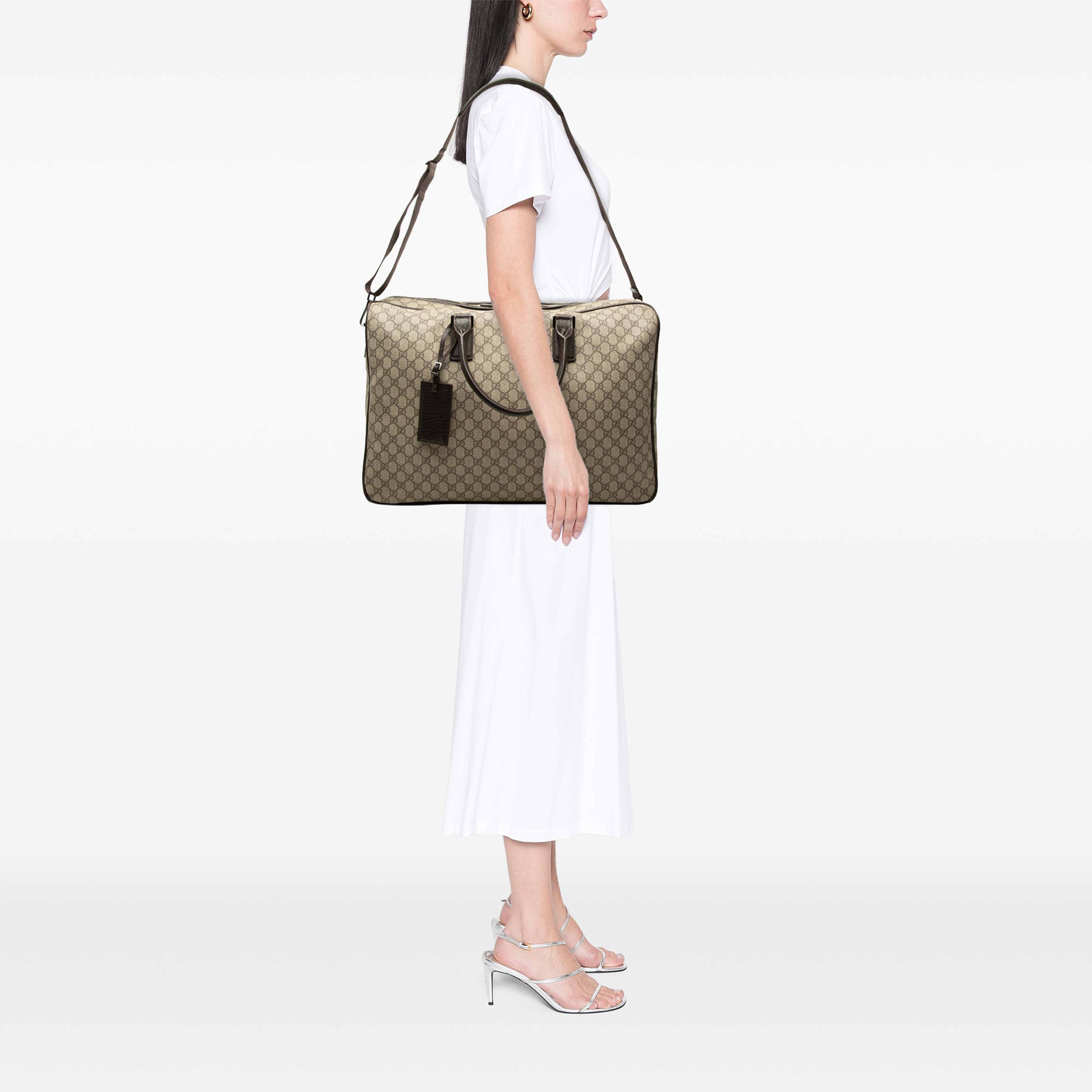 Gucci Gg Supreme Double Zip Travel Bag, från Luxclusif, i färgen beige. Klicka för att öppna bilden i stort format