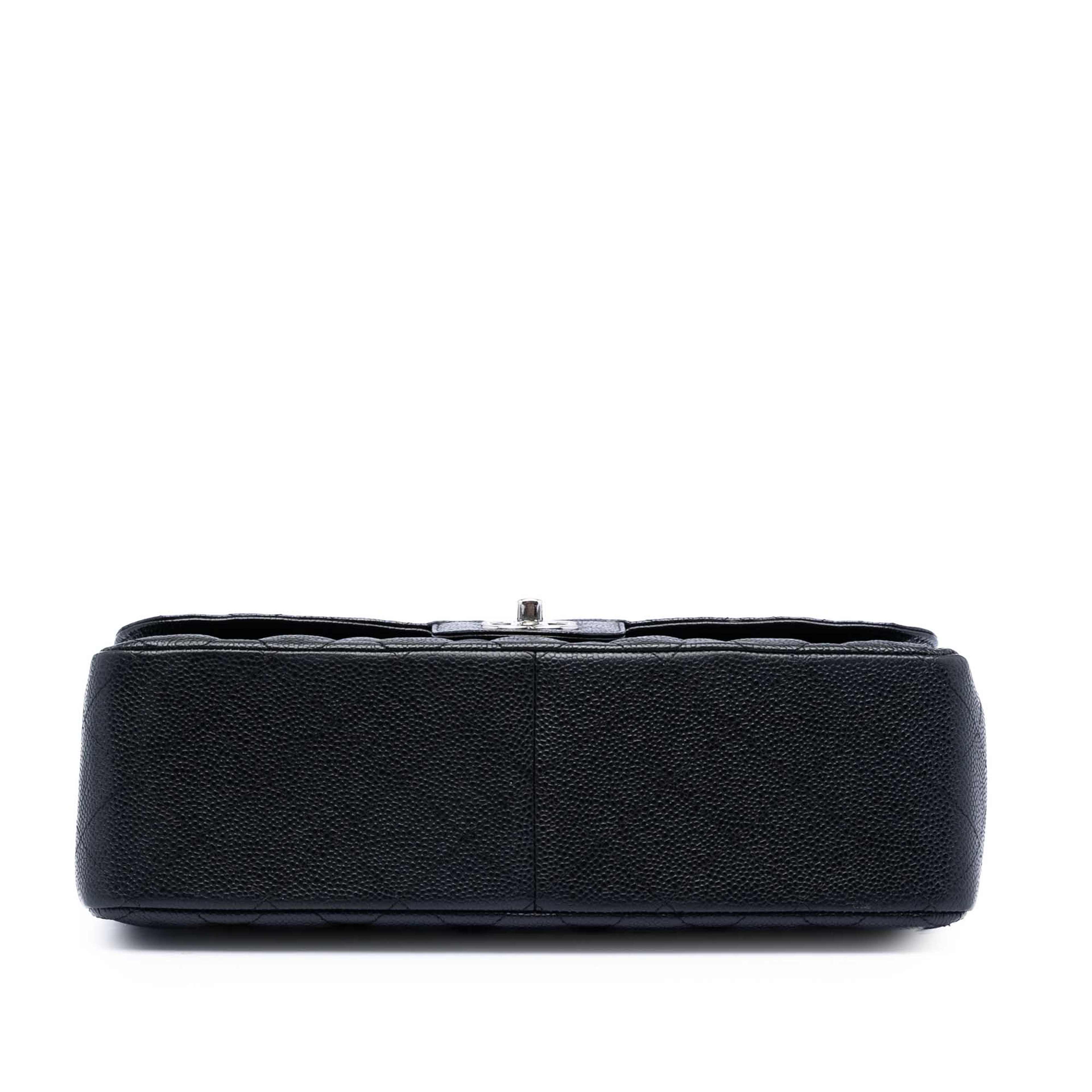 Chanel Jumbo Classic Caviar Double Flap, från Luxclusif, i färgen black. Klicka för att öppna bilden i stort format