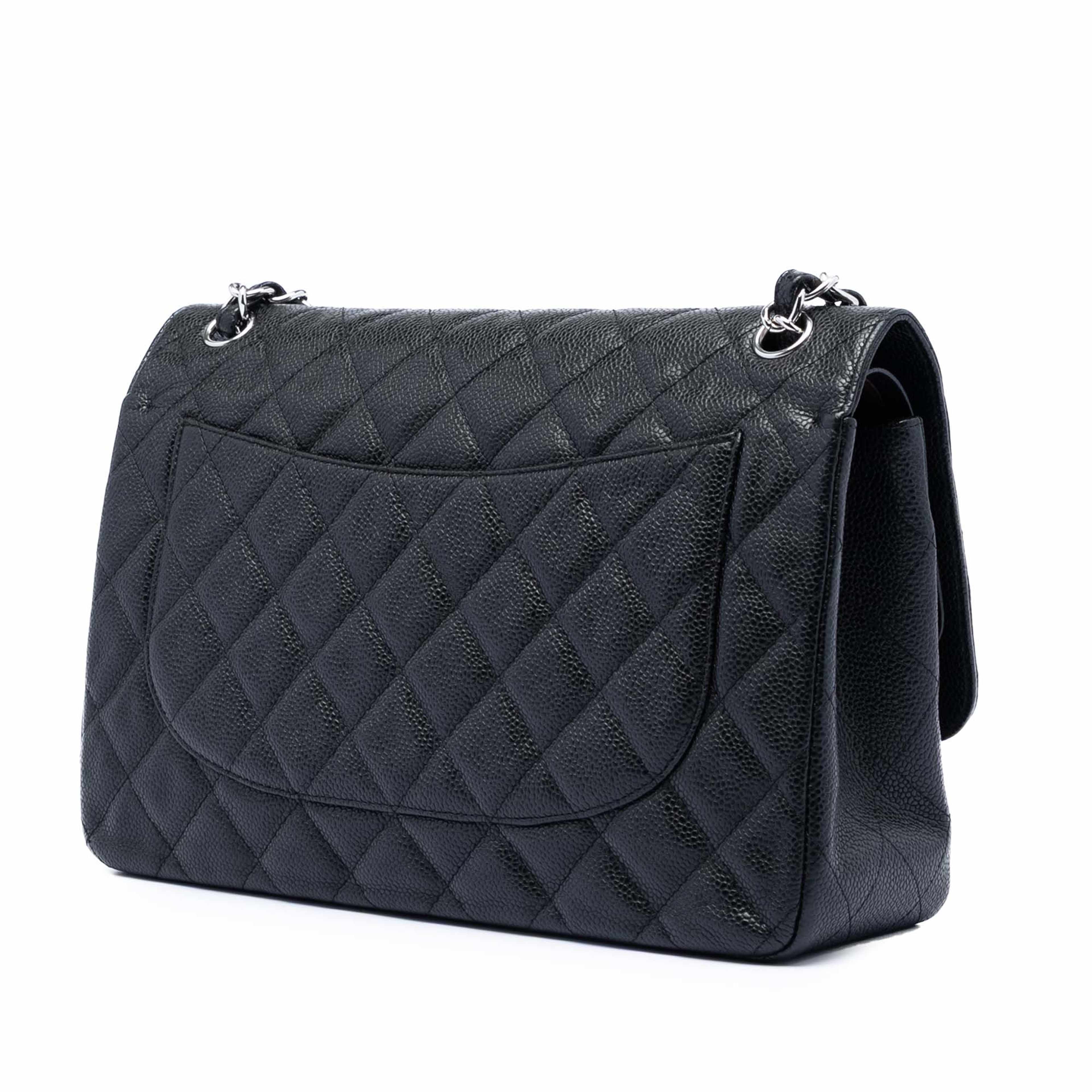 Chanel Jumbo Classic Caviar Double Flap, från Luxclusif, i färgen black. Klicka för att öppna bilden i stort format