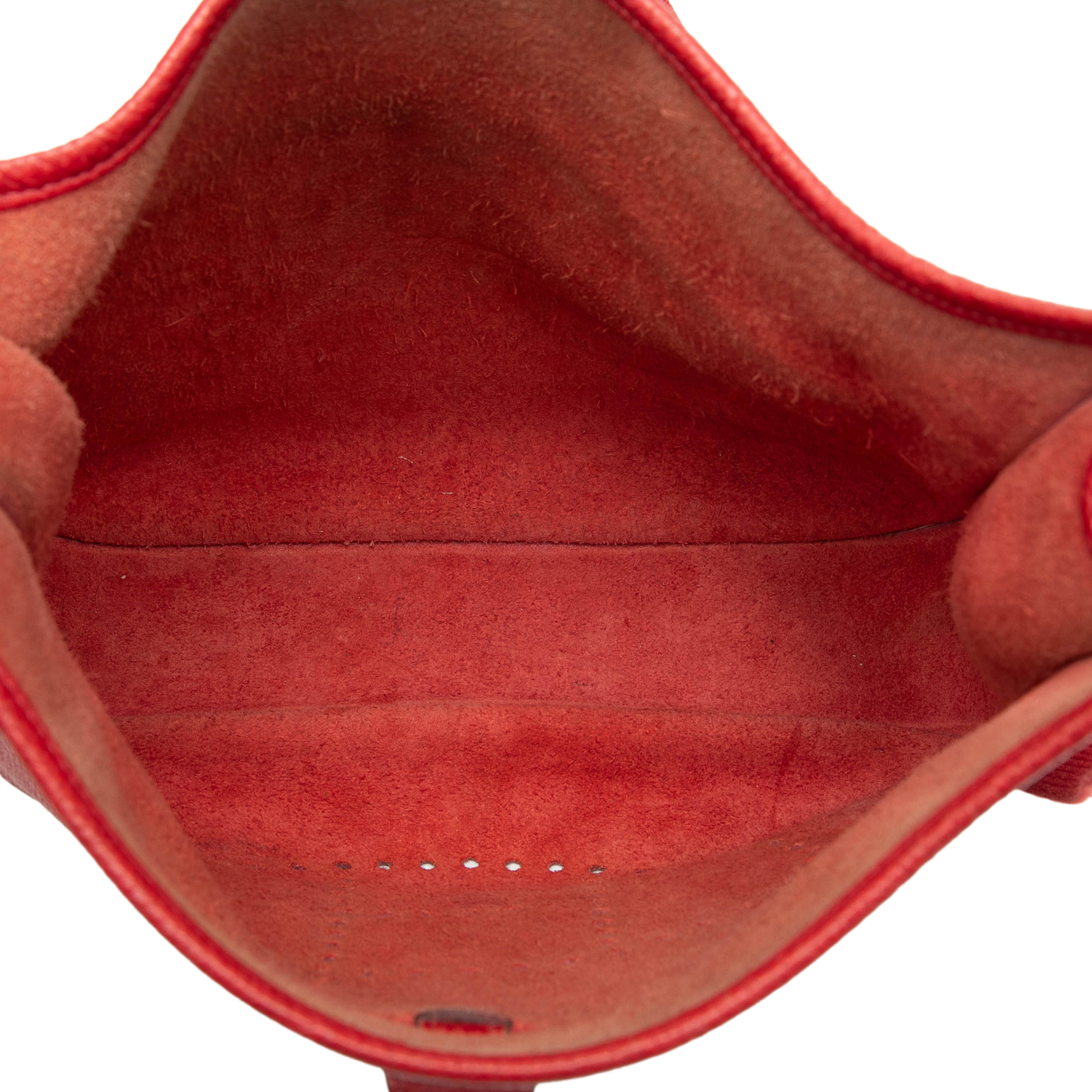 Hermès Clemence Evelyne Iii 29, från Luxclusif, i färgen red. Klicka för att öppna bilden i stort format