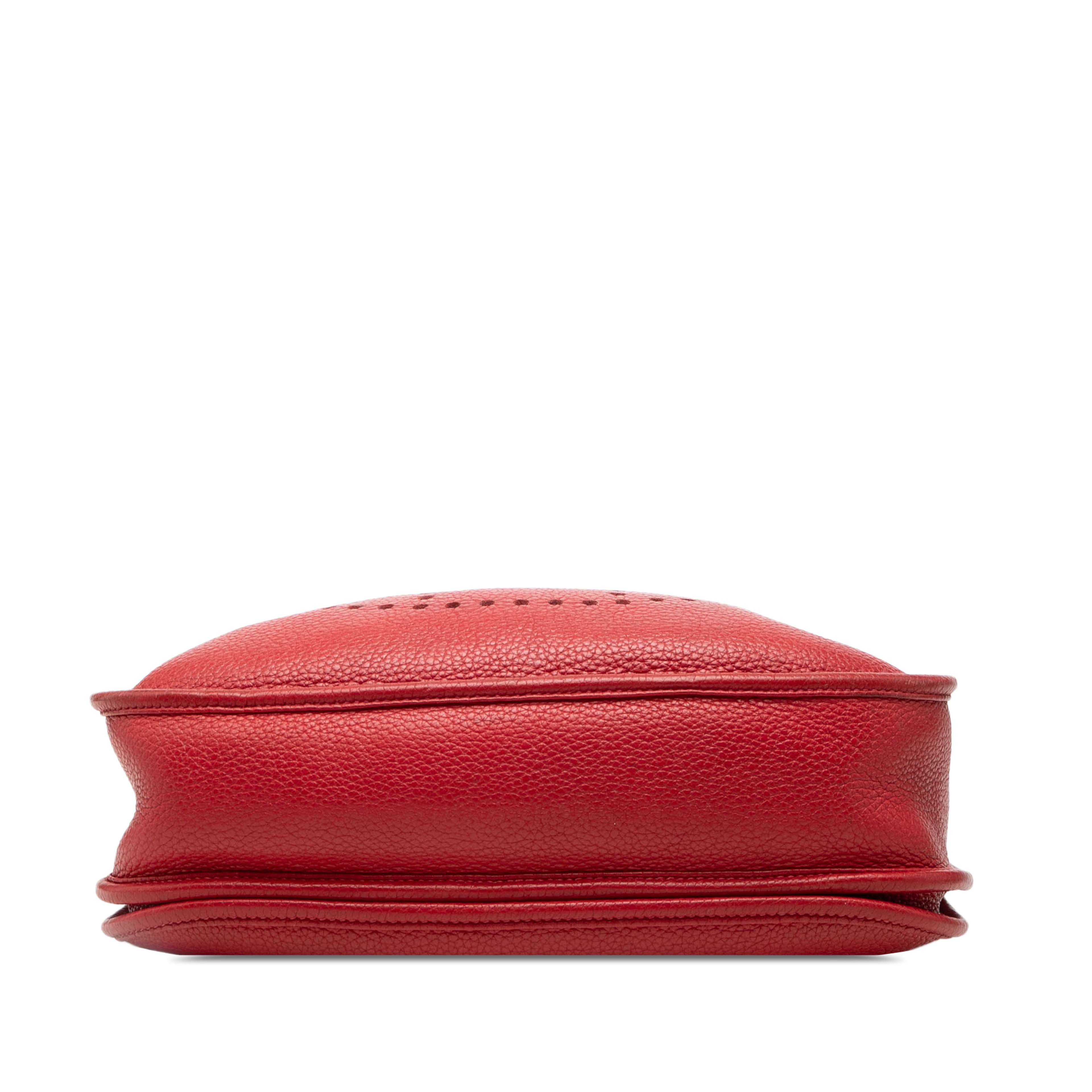 Hermès Clemence Evelyne Iii 29, från Luxclusif, i färgen red. Klicka för att öppna bilden i stort format