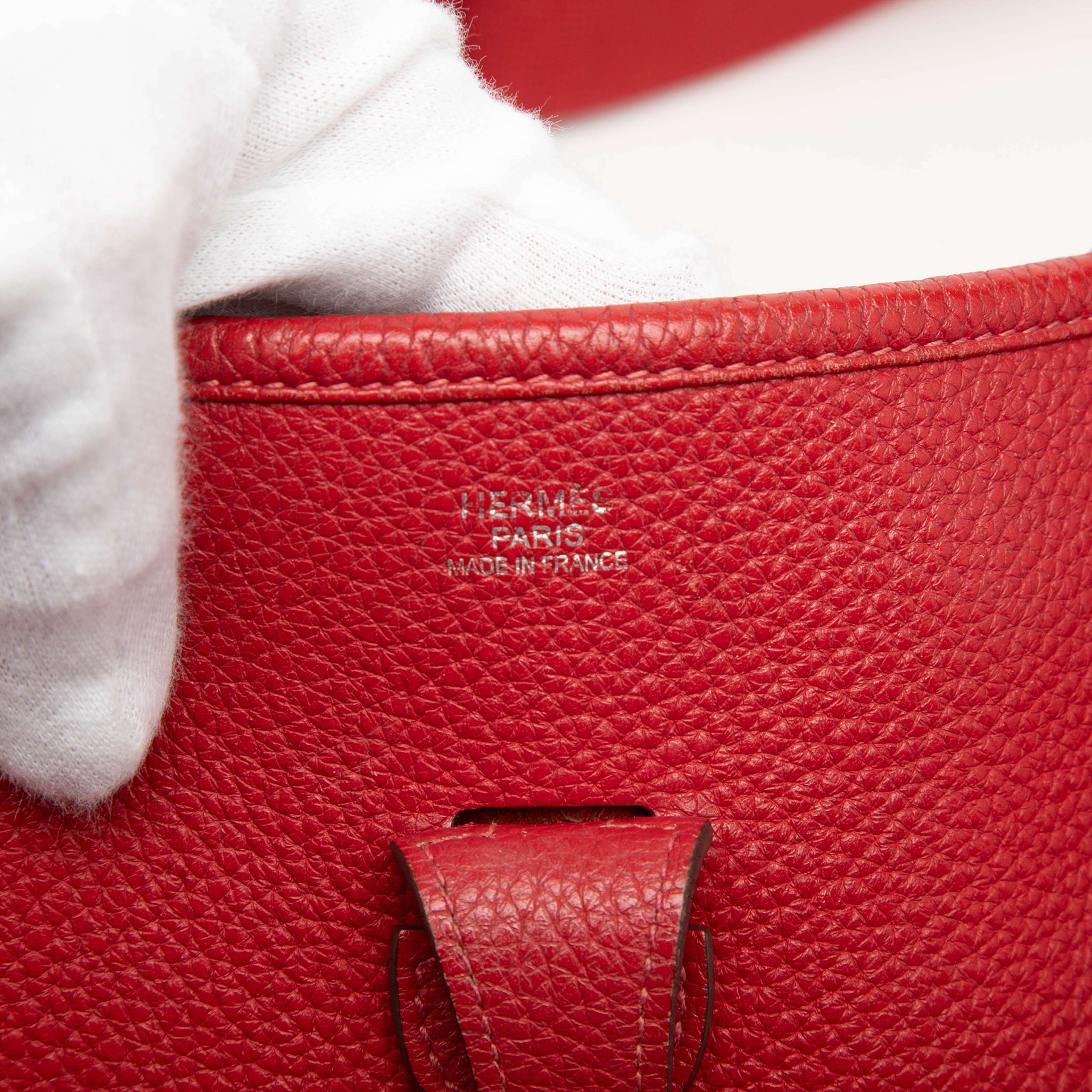 Hermès Clemence Evelyne Iii 29, från Luxclusif, i färgen red. Klicka för att öppna bilden i stort format