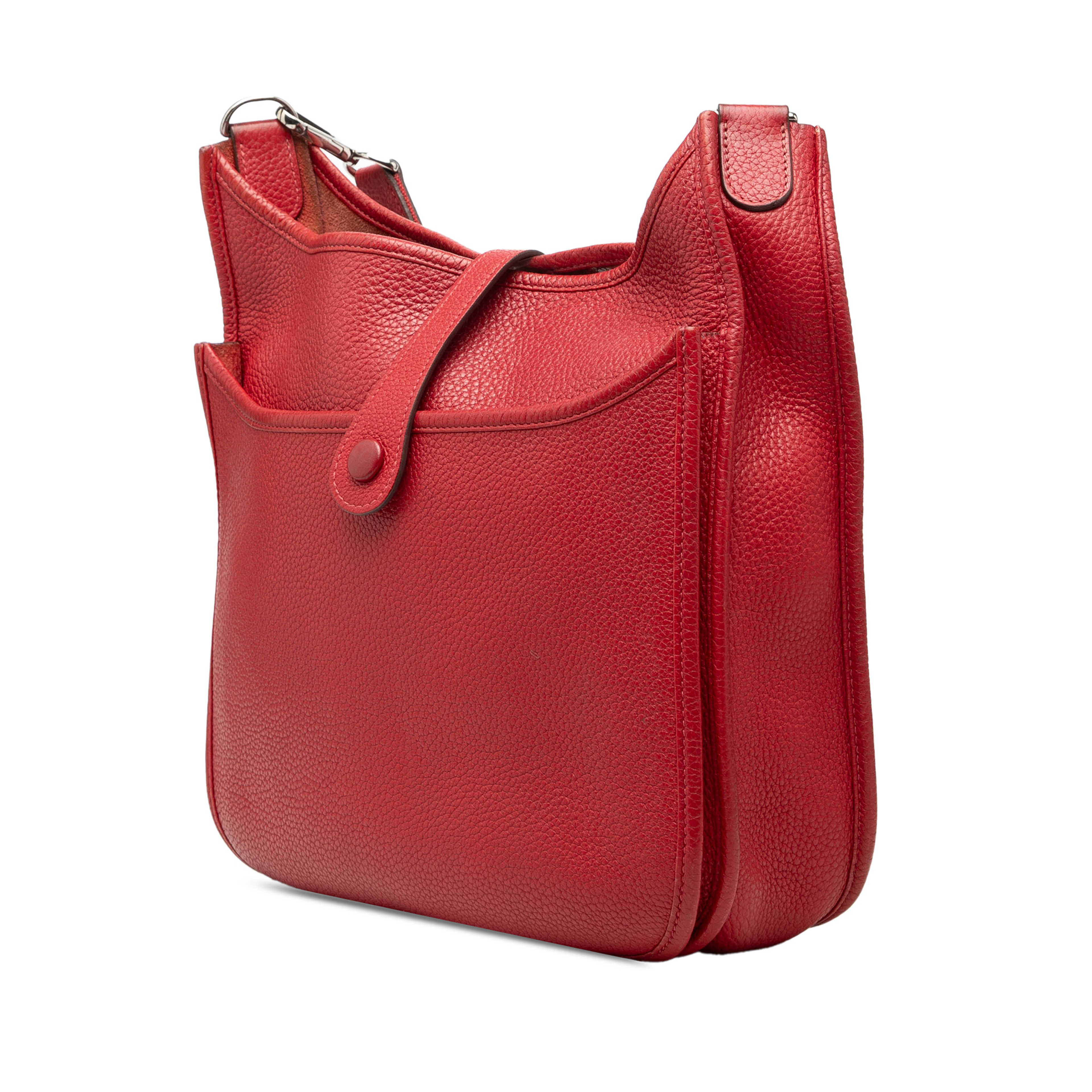 Hermès Clemence Evelyne Iii 29, från Luxclusif, i färgen red. Klicka för att öppna bilden i stort format