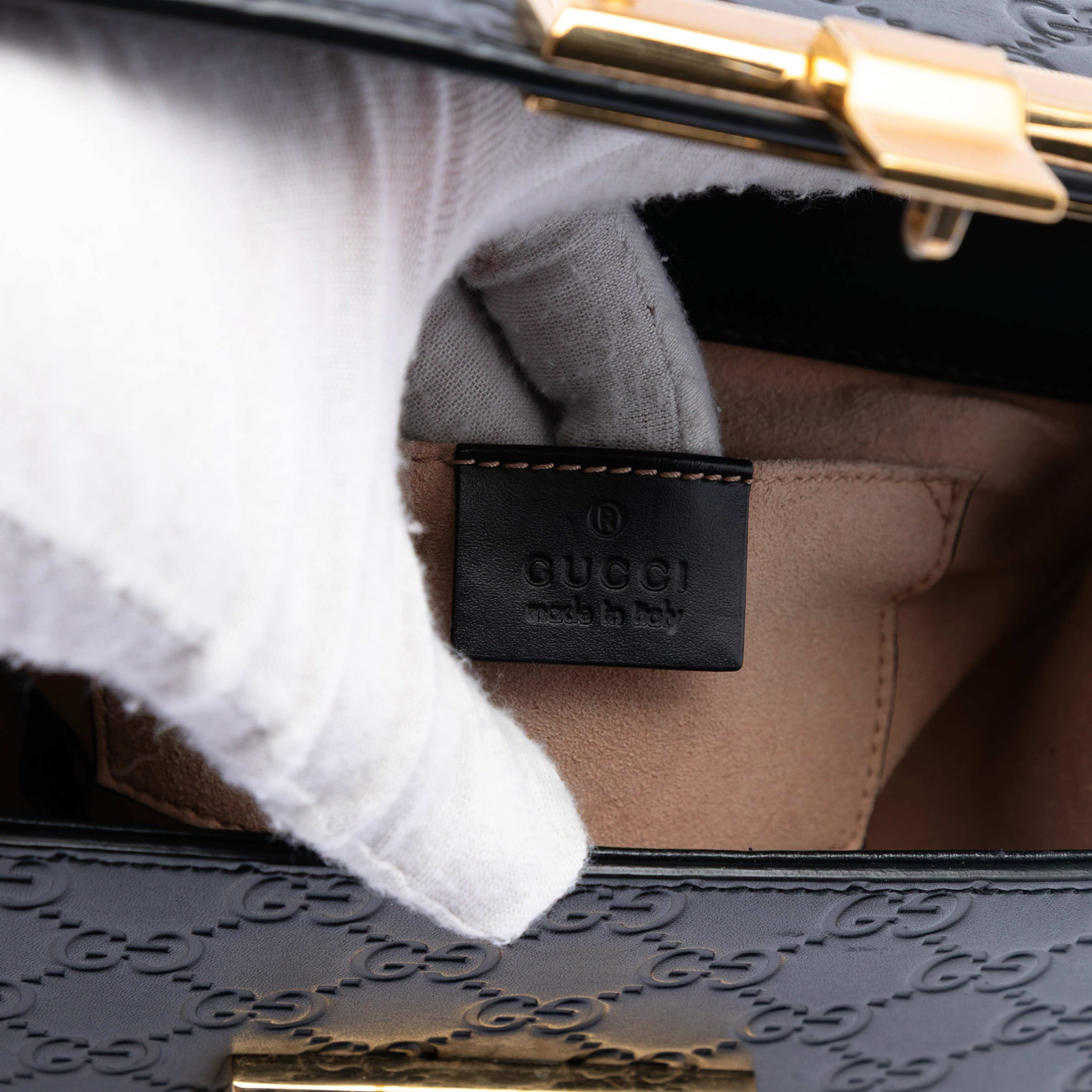 Gucci Small Guccissima Padlock Crossbody, från Luxclusif, i färgen black. Klicka för att öppna bilden i stort format