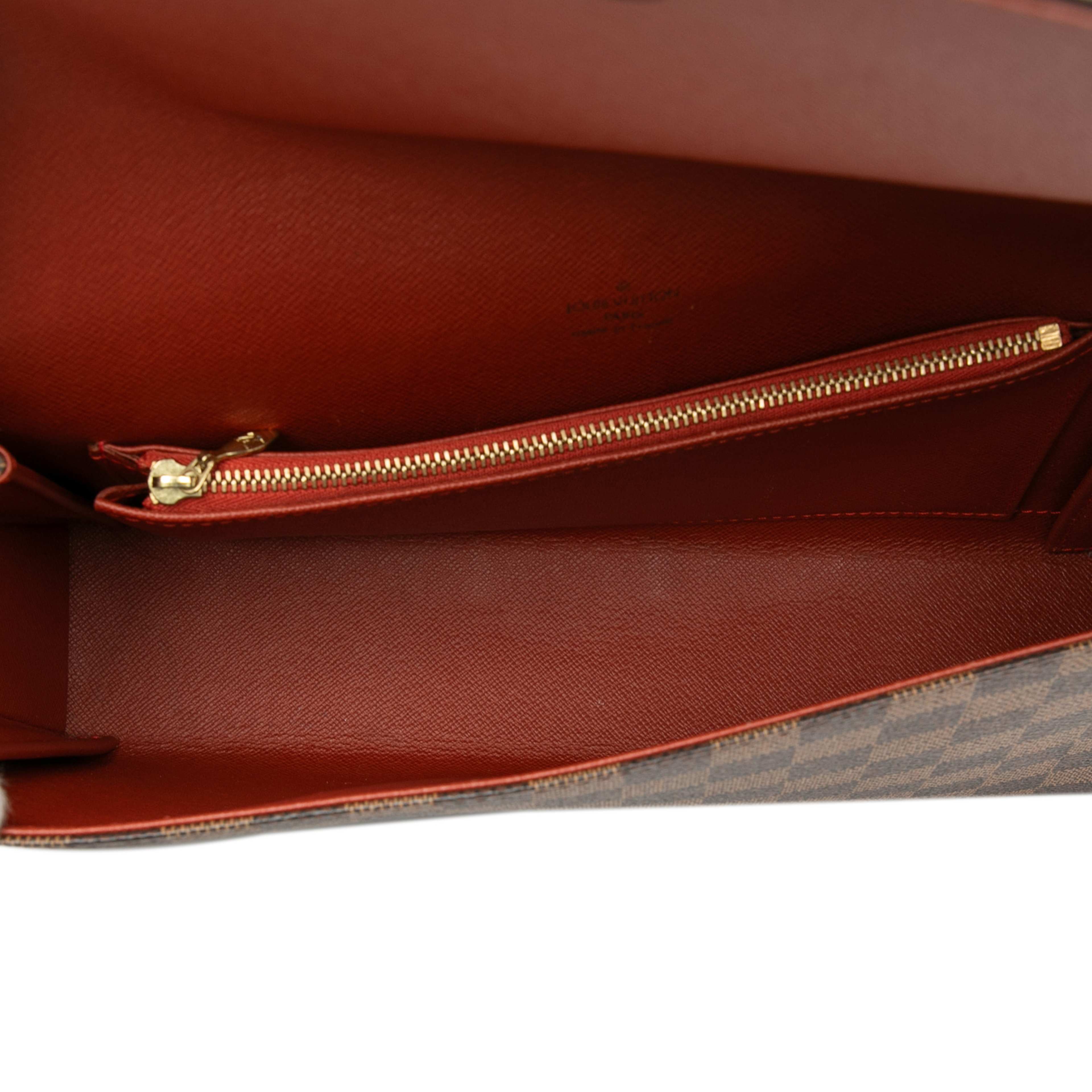 Louis Vuitton Damier Ebene Tribeca Long, från Luxclusif, i färgen brown. Klicka för att öppna bilden i stort format