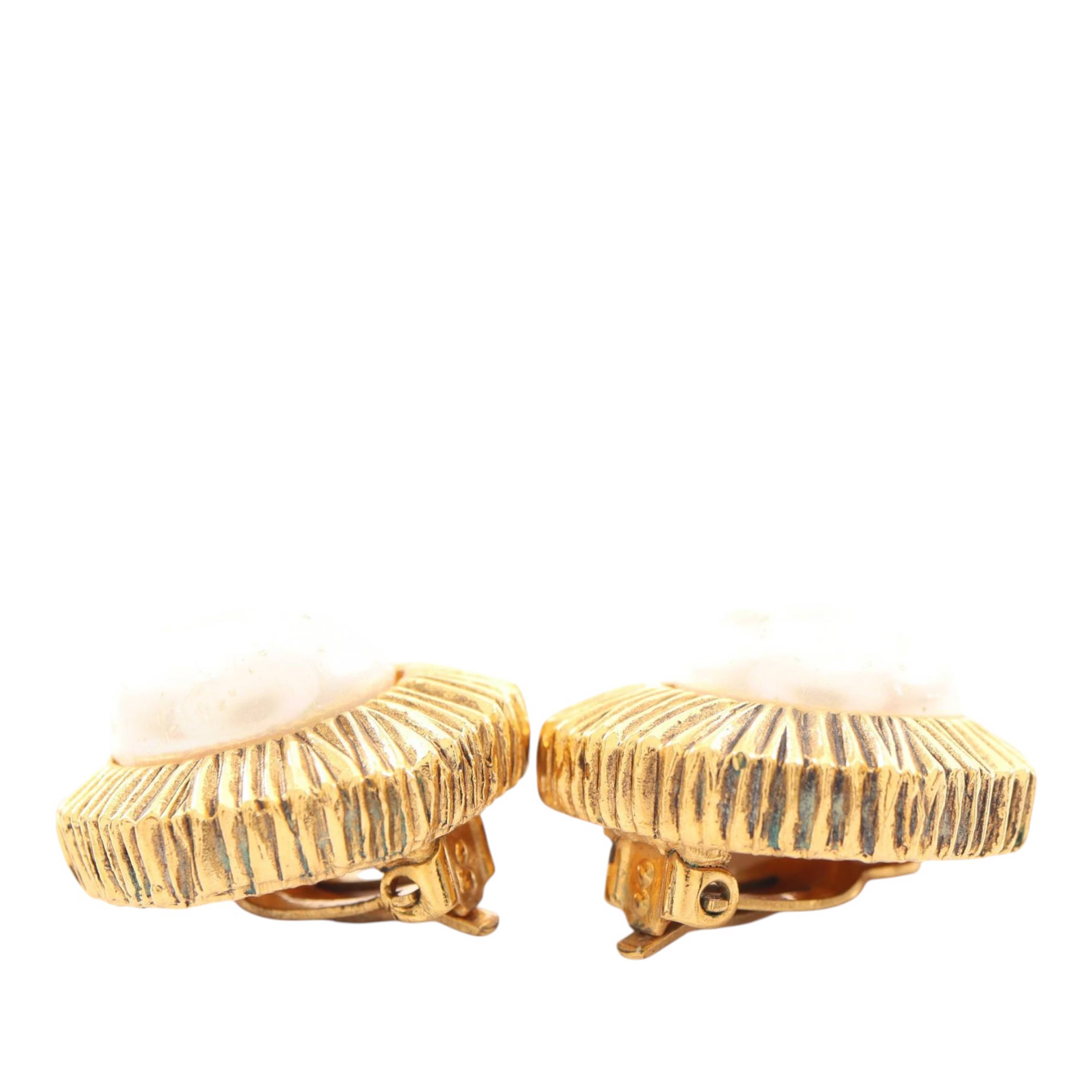Chanel Gold Plated Faux Pearl Clip On Earrings, från Luxclusif, i färgen guld. Klicka för att öppna bilden i stort format