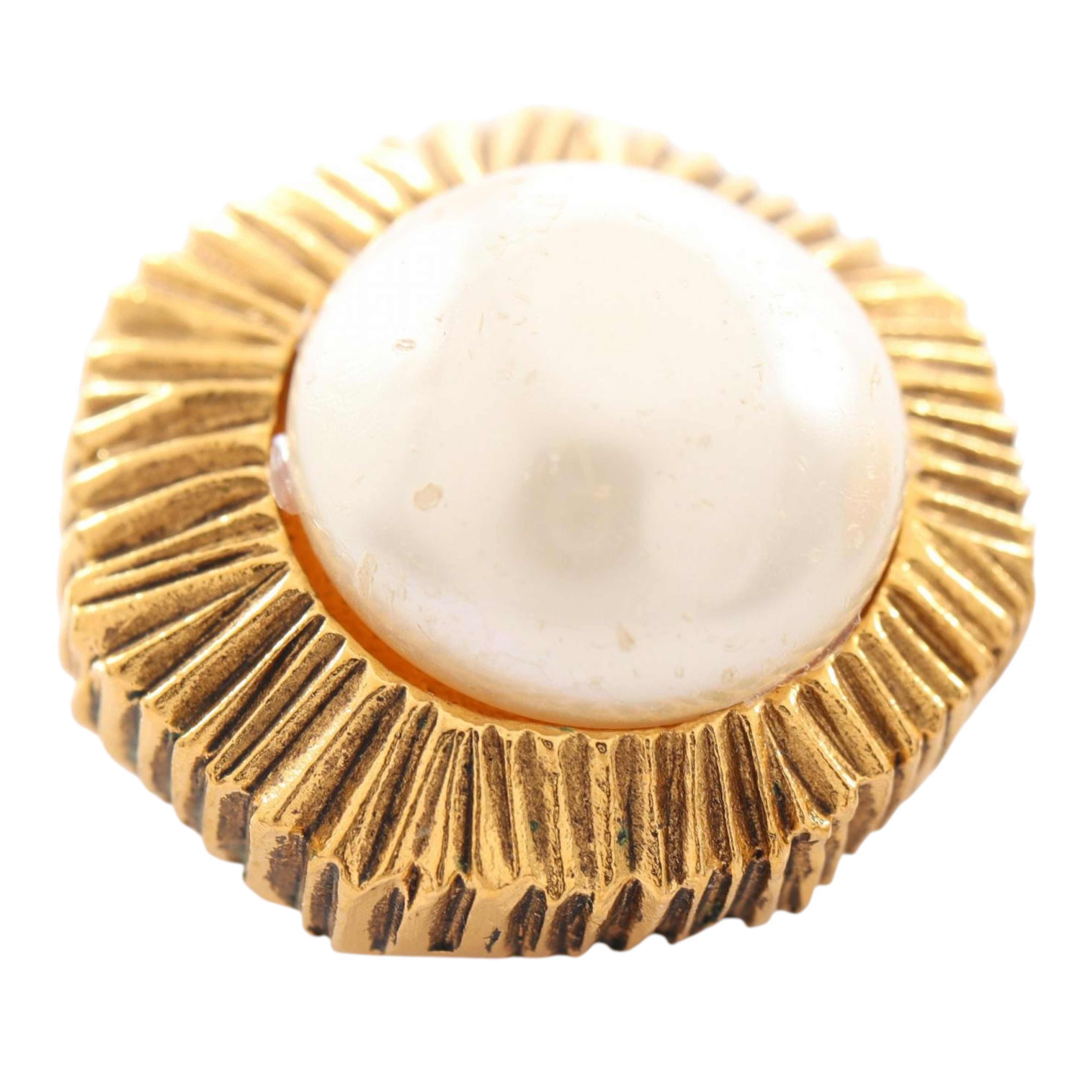 Chanel Gold Plated Faux Pearl Clip On Earrings, från Luxclusif, i färgen guld. Klicka för att öppna bilden i stort format