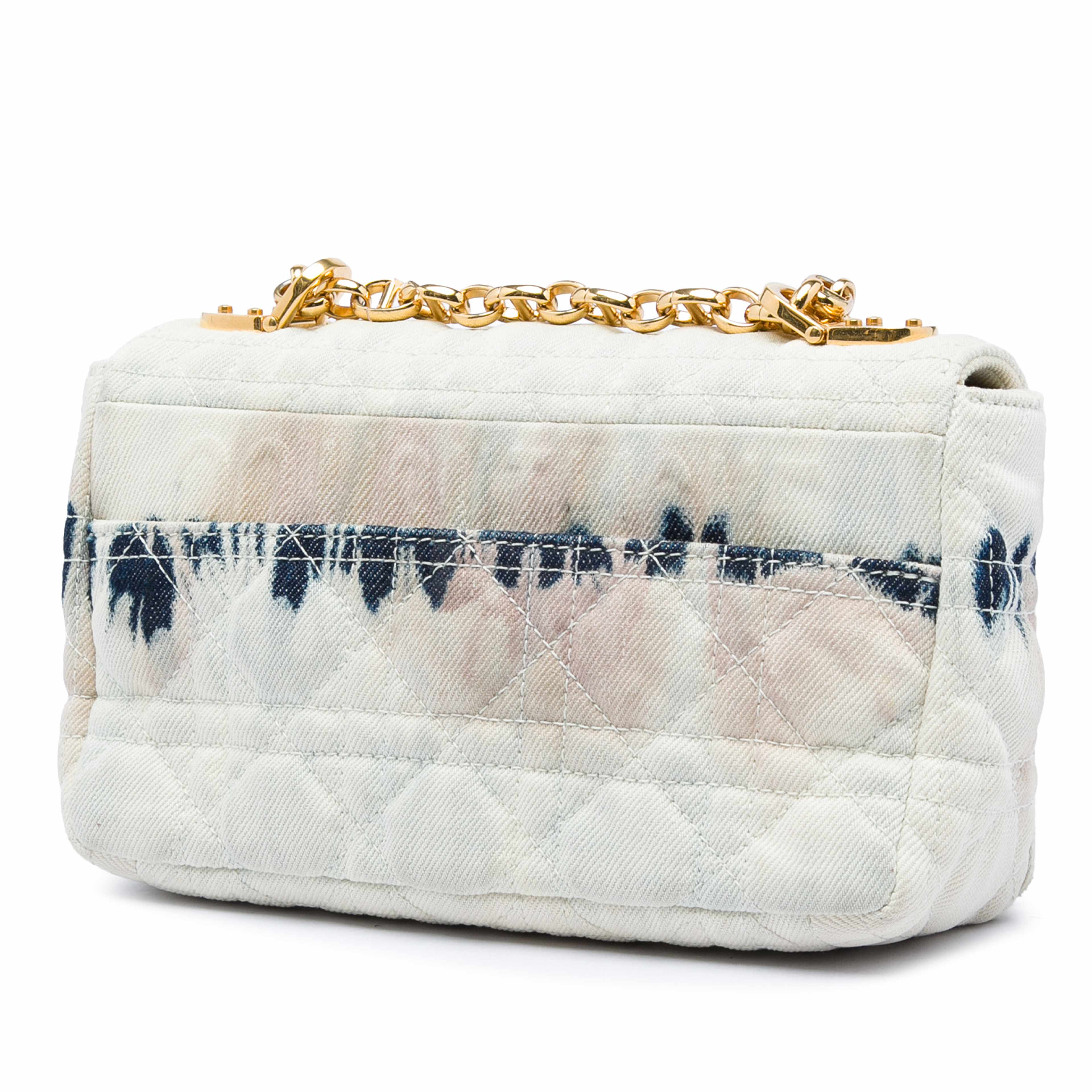 Dior Small Tie Dye Denim Caro Crossbody, från Luxclusif, i färgen vit. Klicka för att öppna bilden i stort format
