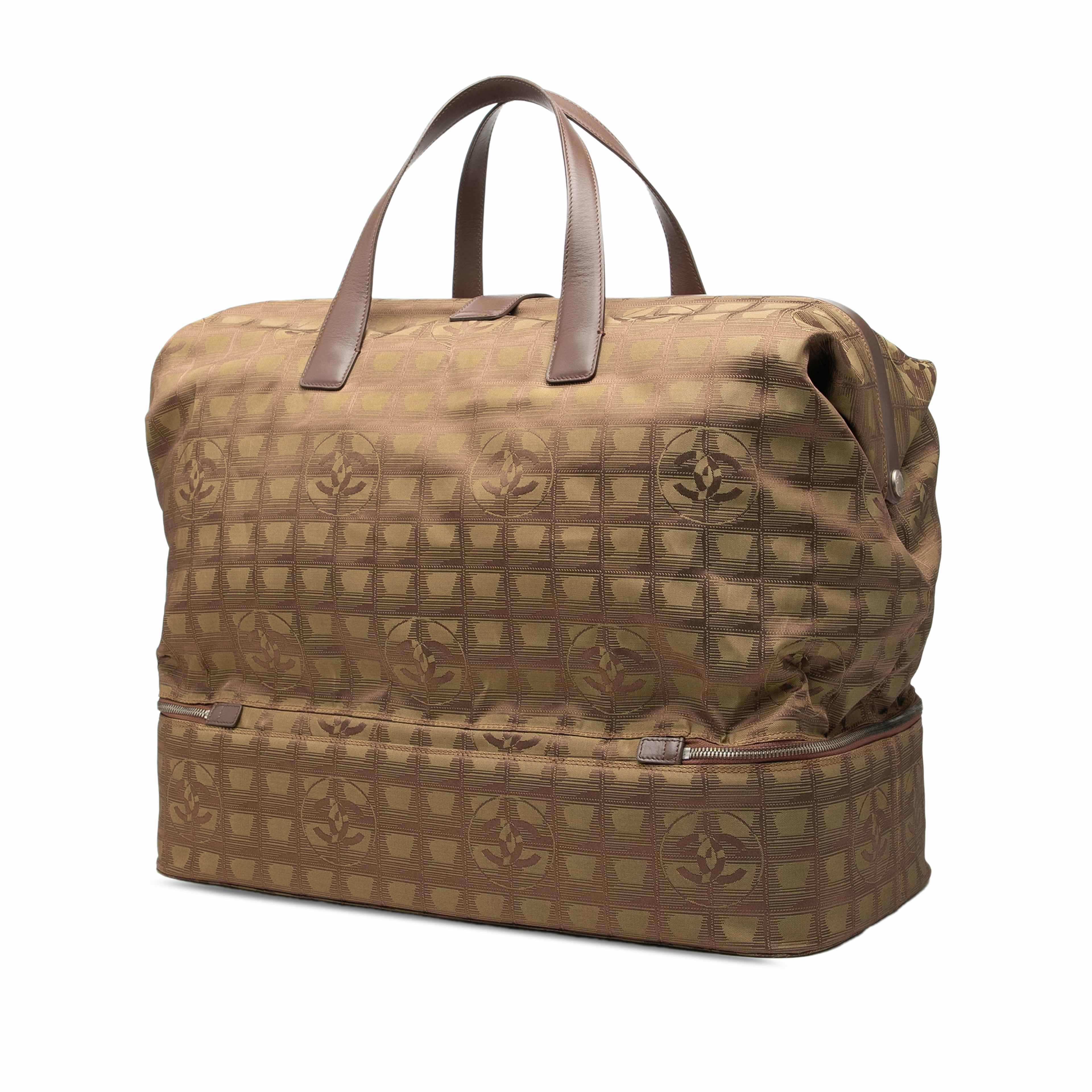 Chanel New Travel Line Nylon Frame Bag, från Luxclusif, i färgen brun. Klicka för att öppna bilden i stort format