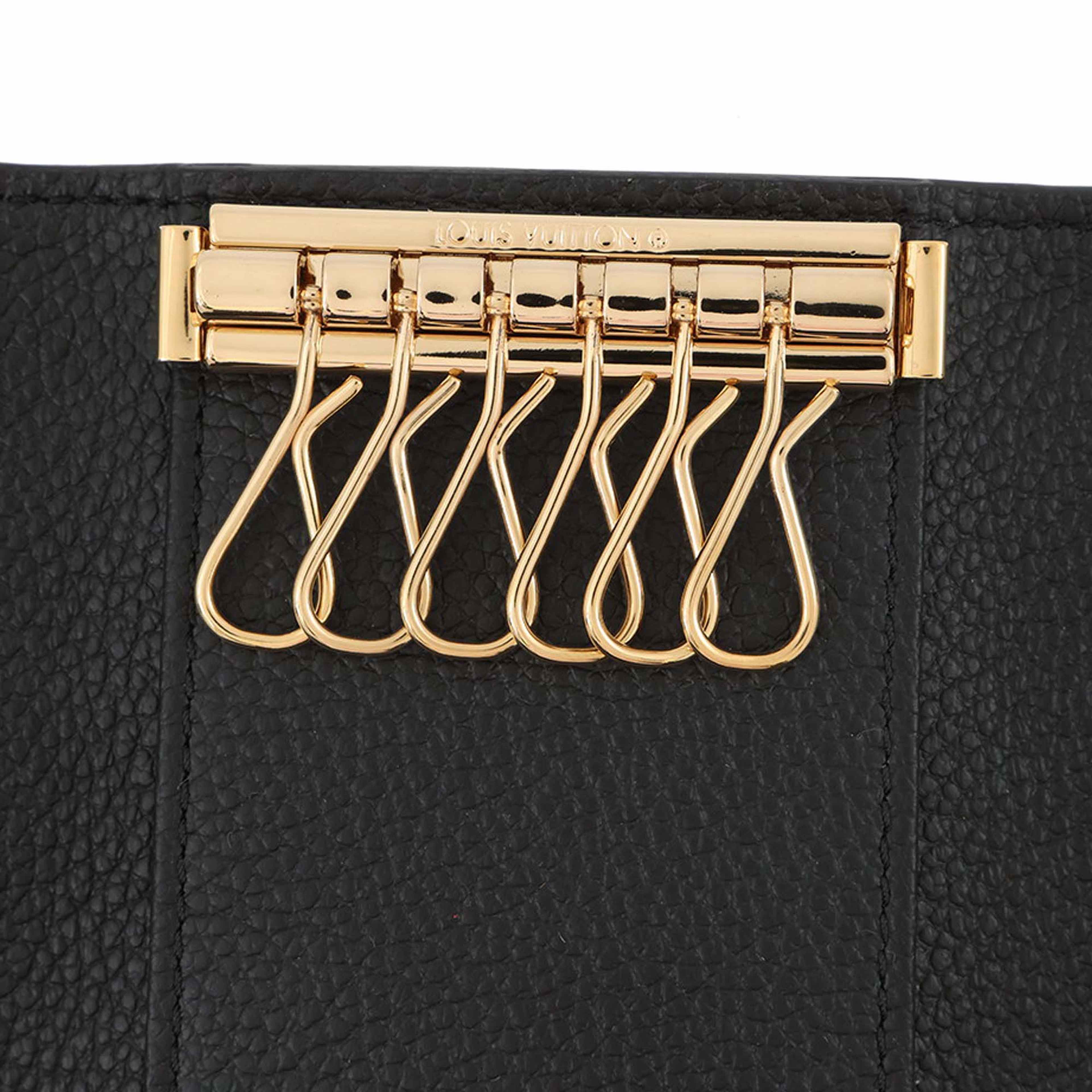 Louis Vuitton Monogram Empreinte 6 Key Holder, från Luxclusif, i färgen black. Klicka för att öppna bilden i stort format