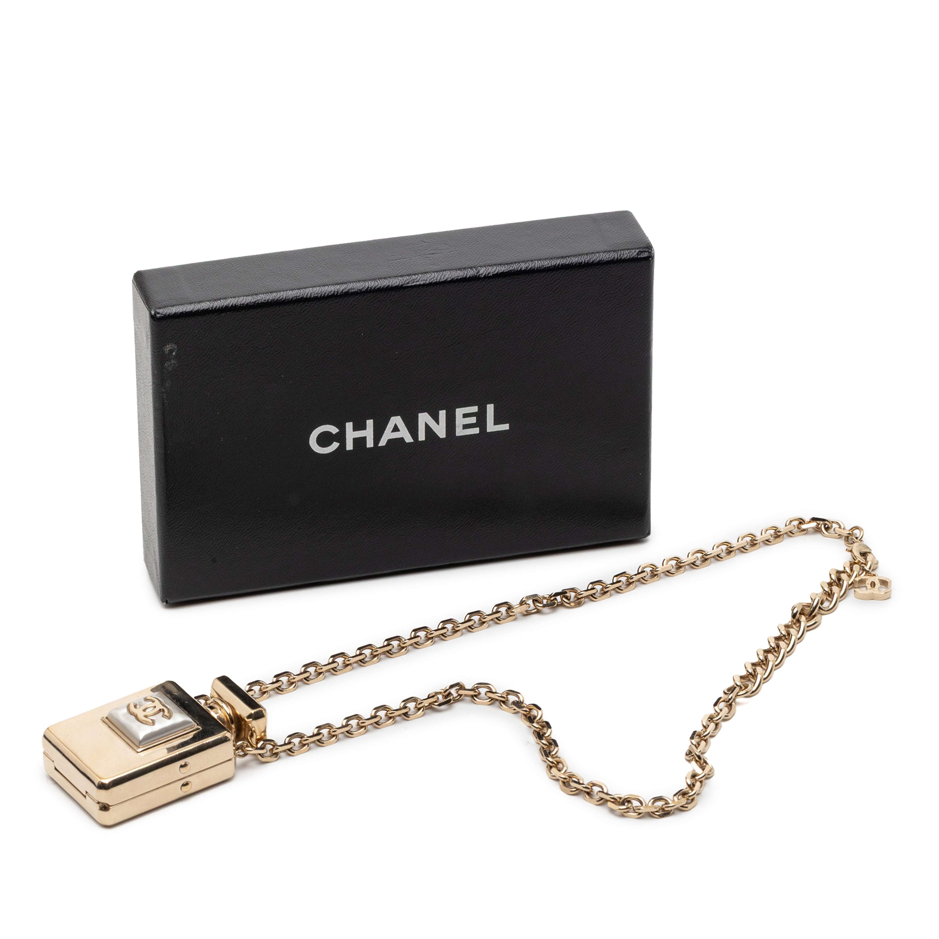 Chanel Cc Gold Plated Perfume Bottle Locket Pendant Necklace, från Luxclusif, i färgen gold. Klicka för att öppna bilden i stort format