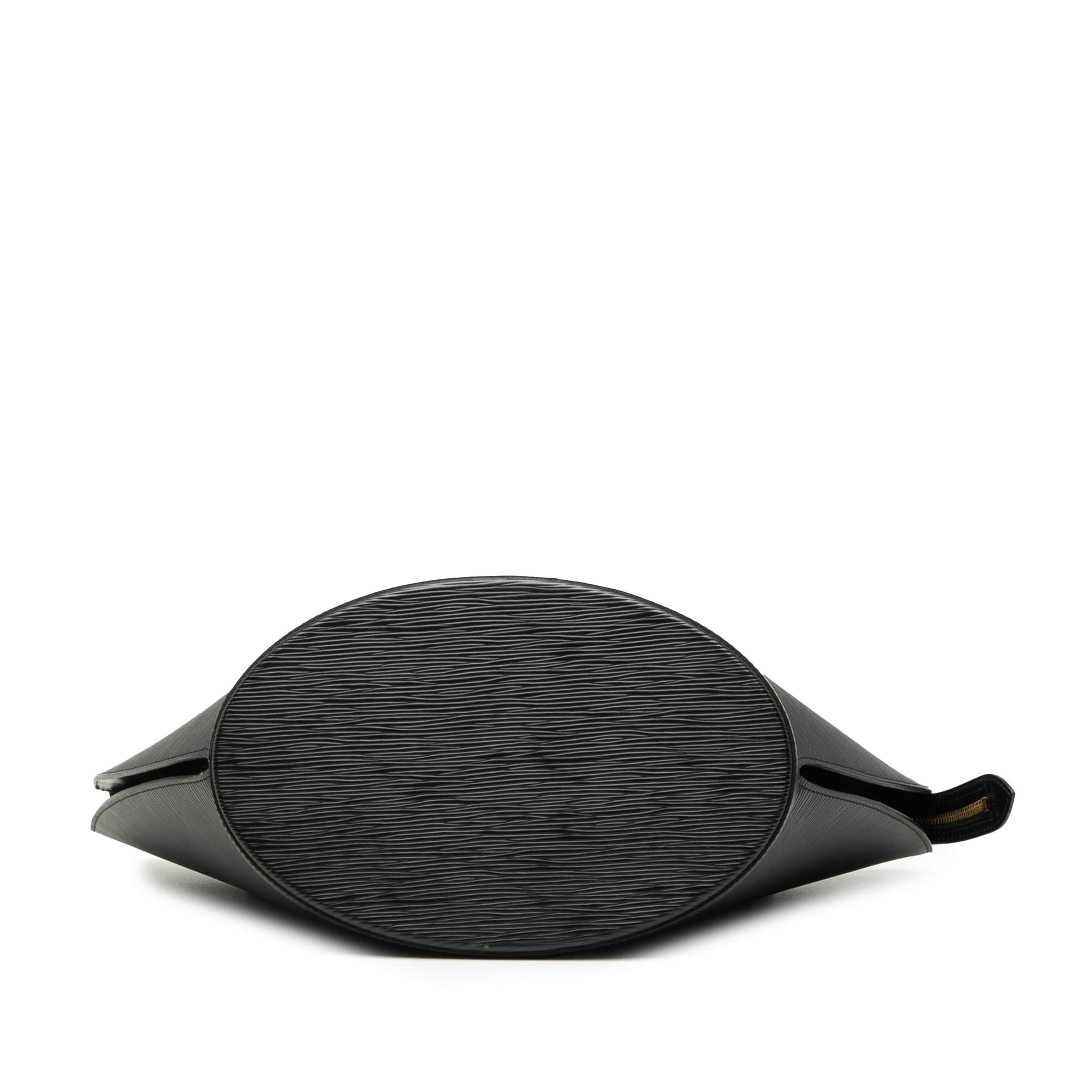 Louis Vuitton Epi Saint Jacques Gm Long Strap, från Luxclusif, i färgen black. Klicka för att öppna bilden i stort format