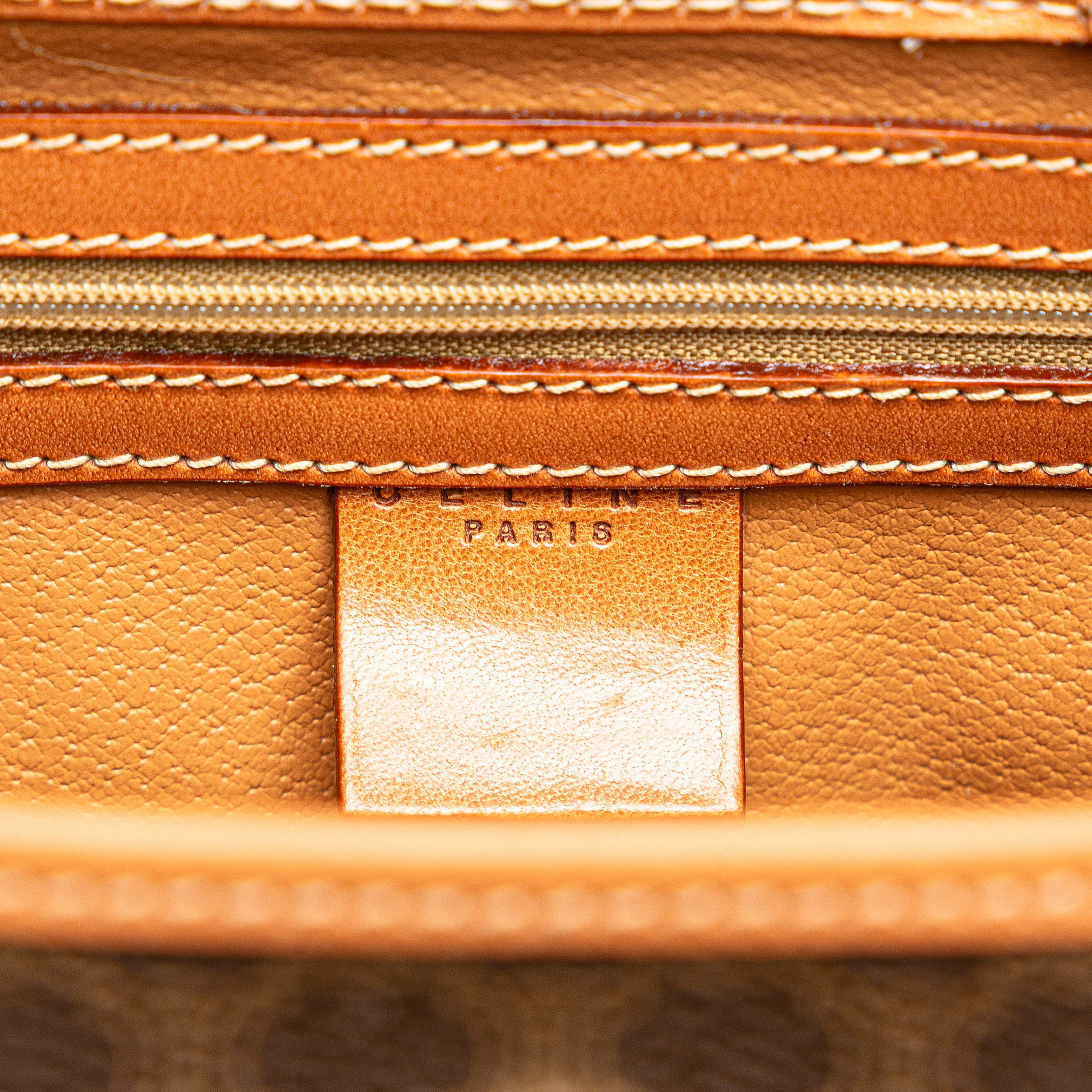 Celine Macadam Coated Canvas Triomphe Blason Handbag, från Luxclusif, i färgen brown. Klicka för att öppna bilden i stort format