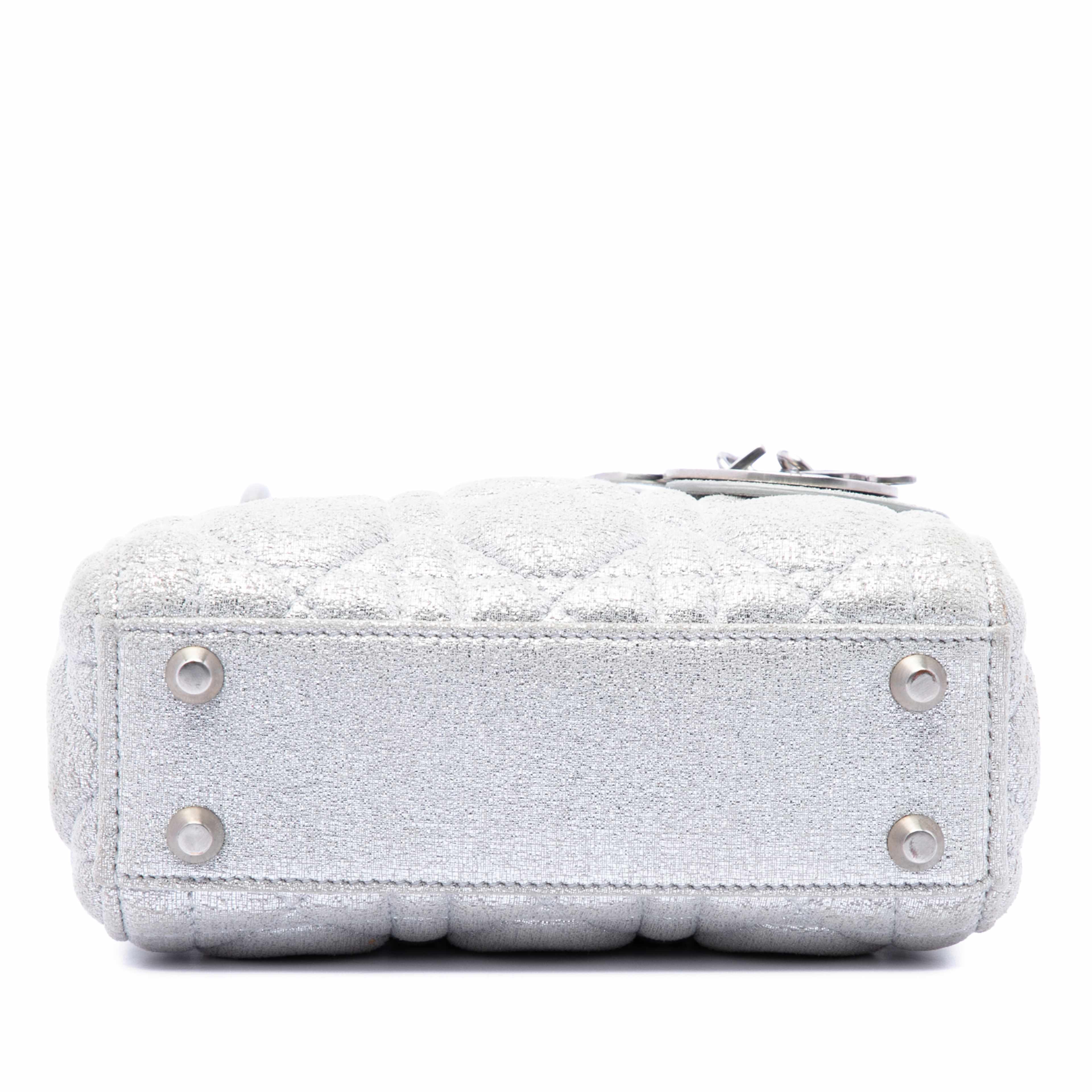 Dior Micro Metallic Calfskin Cannage Lady Dior, från Luxclusif, i färgen silver. Klicka för att öppna bilden i stort format